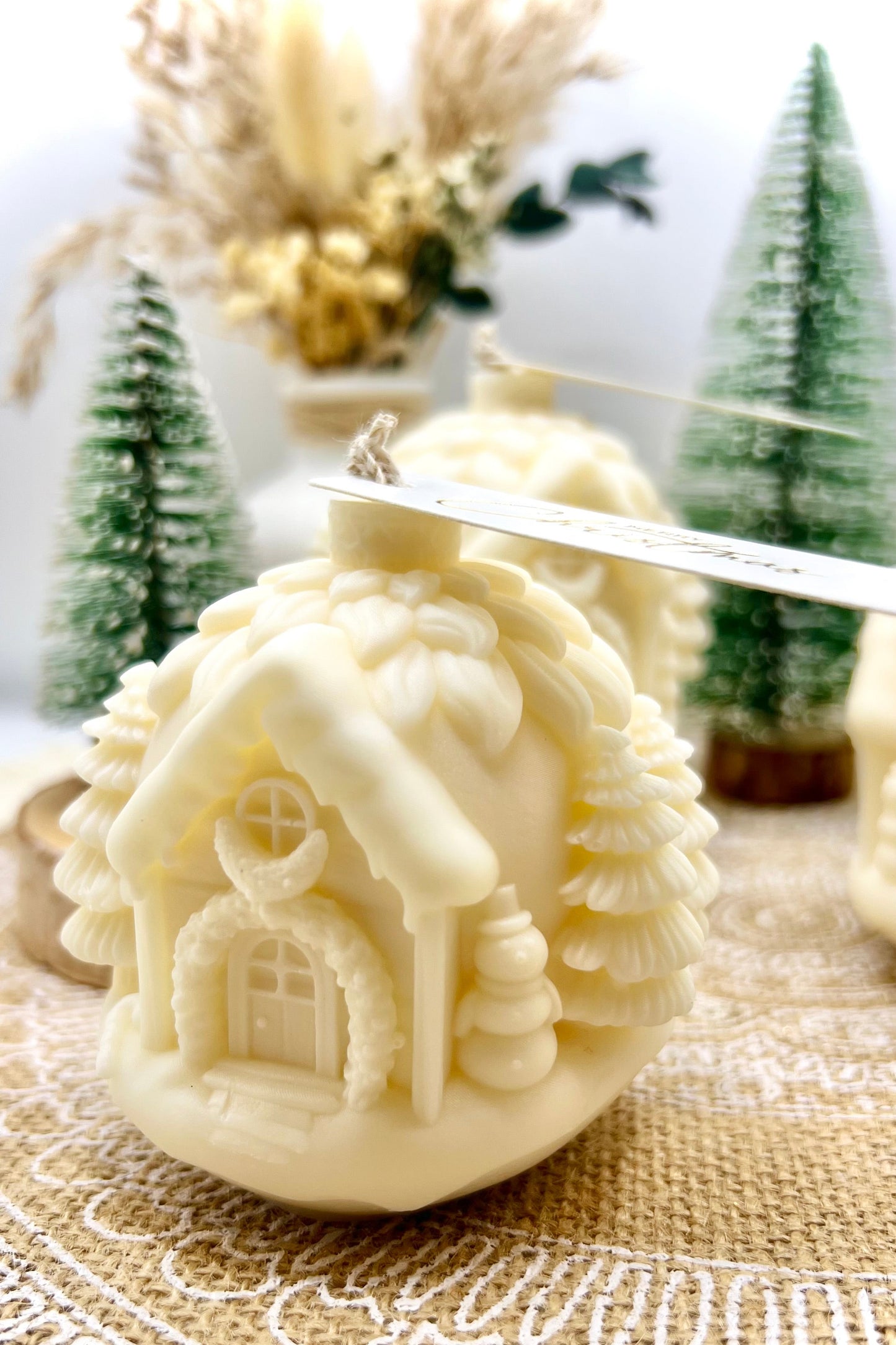 Weihnachtskugeln-Kerze „Waldhütte“ – Winterzauber aus handgegossenem Naturwachs