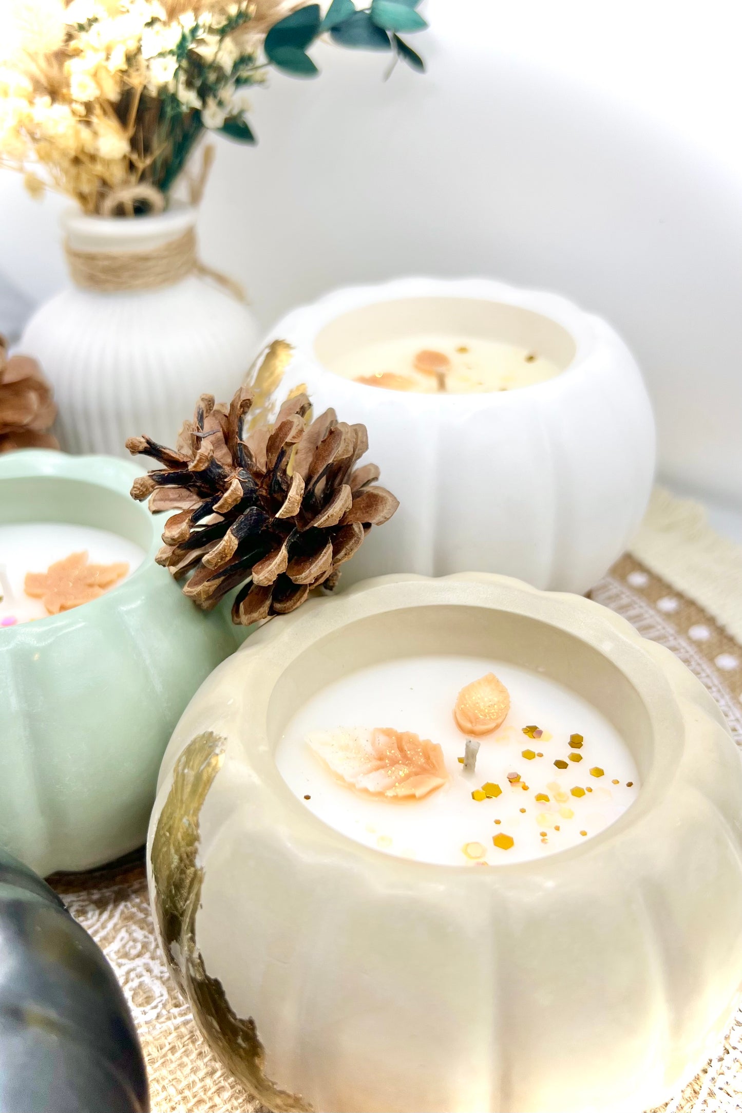 Edle Kürbis-Duftkerze in Keramik mit Blattgold | Herbstdeko & Geschenkidee – verschiedene Varianten