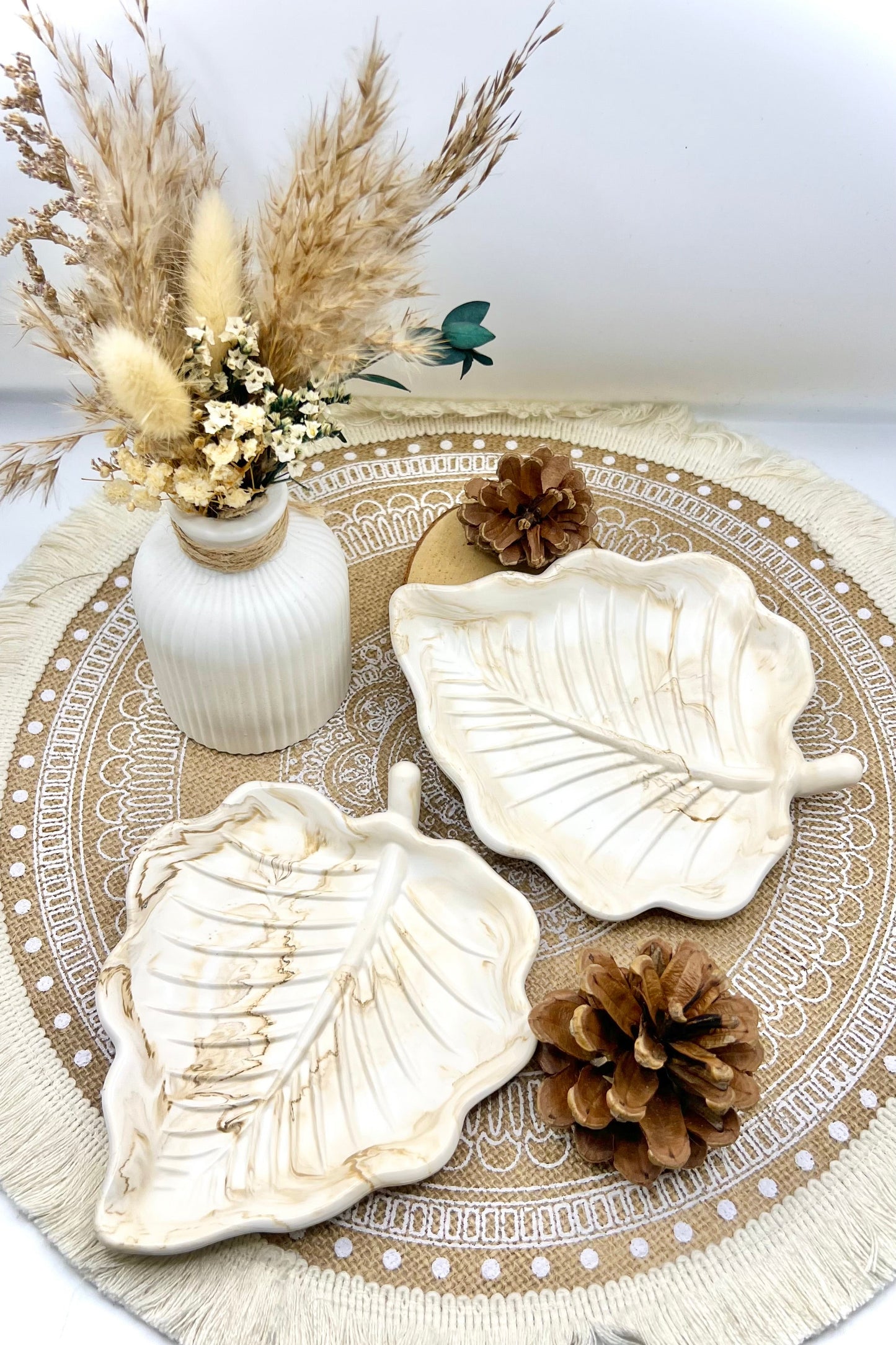 🍂 Handgemachte Keramik-Tabletts in Blattform – Ahornblatt & Bananenblatt als stilvolle Herbstdeko