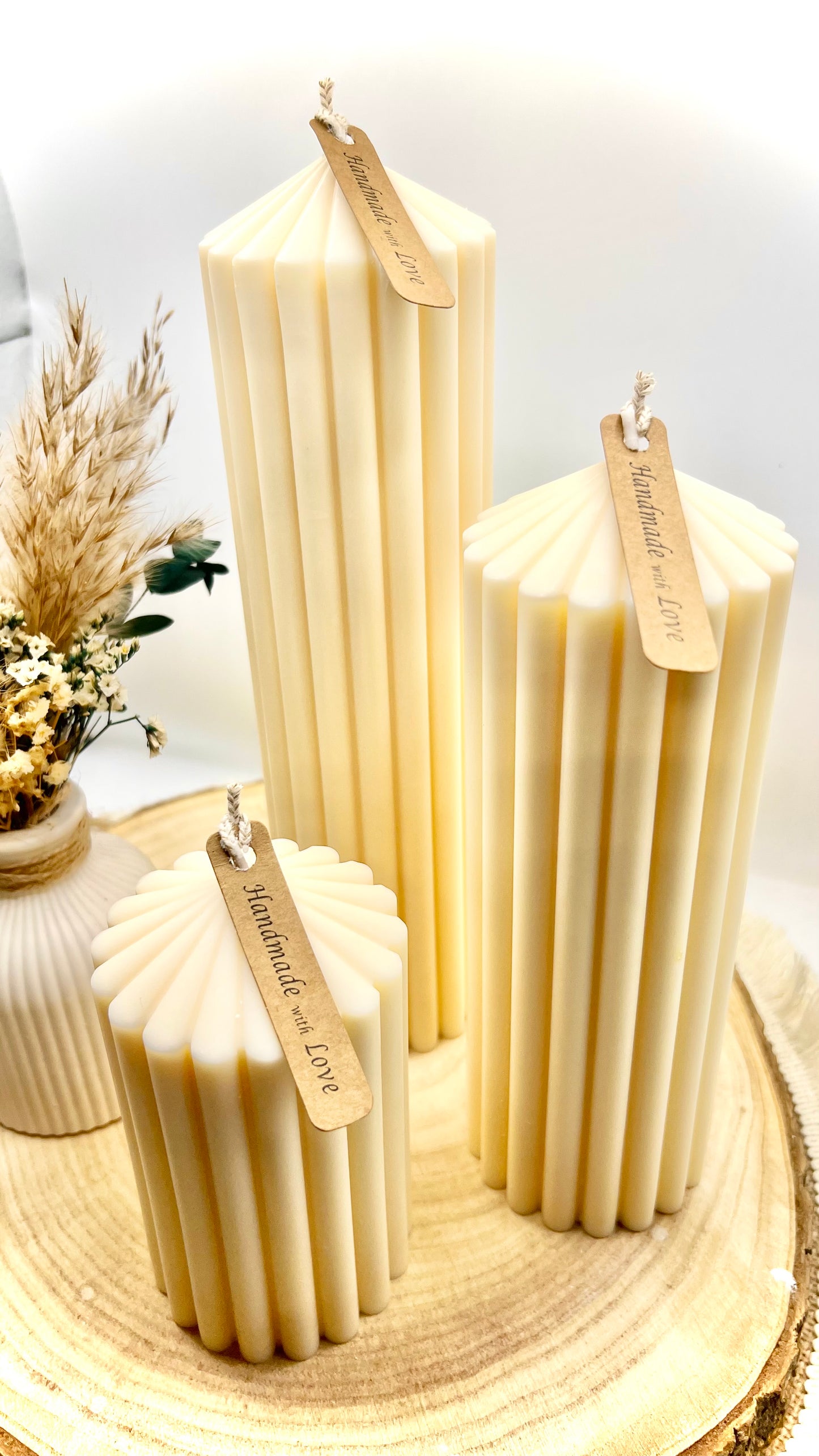 Designkerze „Lumi“ – Statement Rillenkerze - Natürlich & zeitlos in cremeweiß