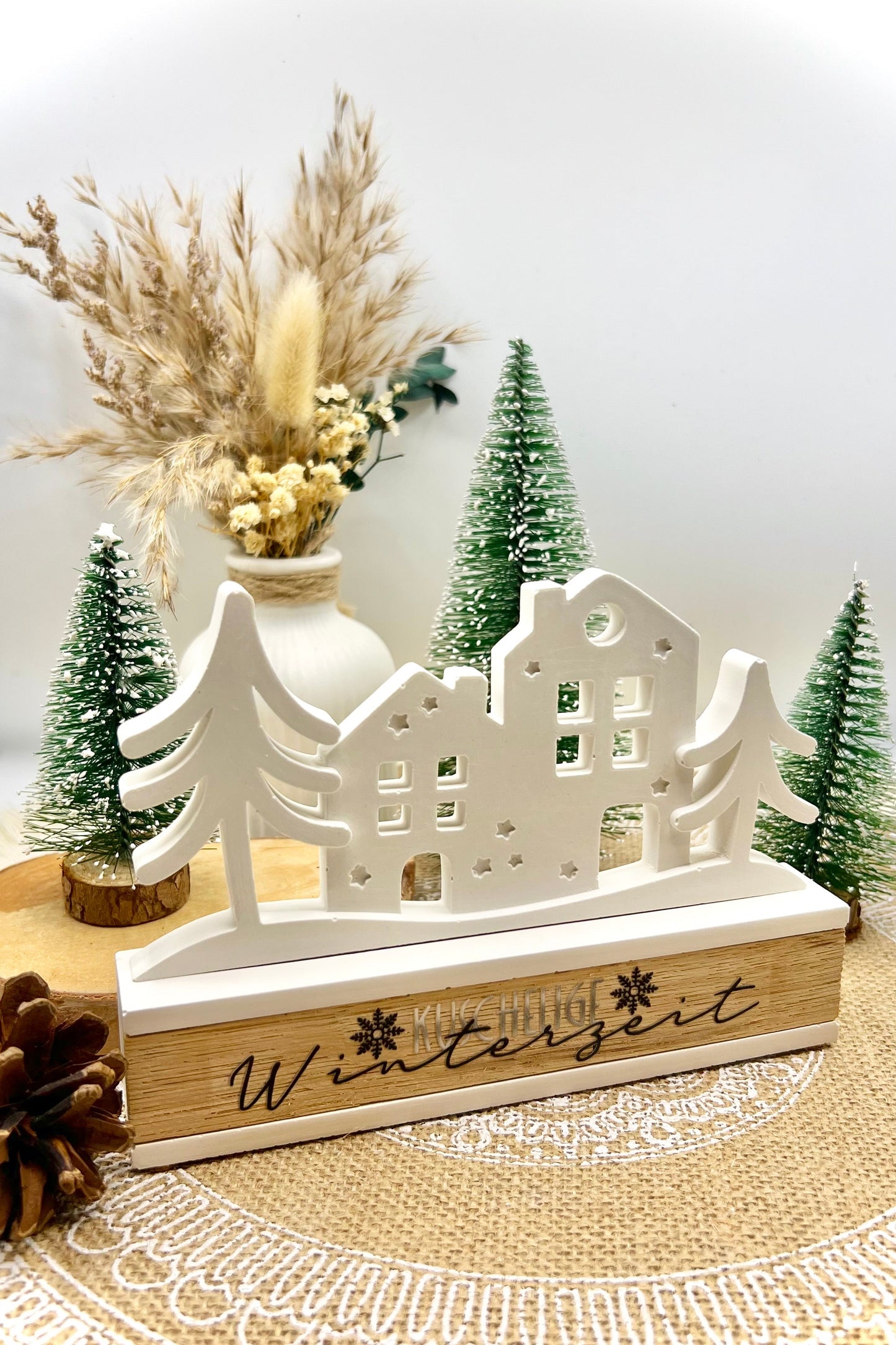 Winterzeit-Aufsteller – handgegossene Keramik mit integriertem Holzdetail | Motiv „Kuschelige Winterzeit“