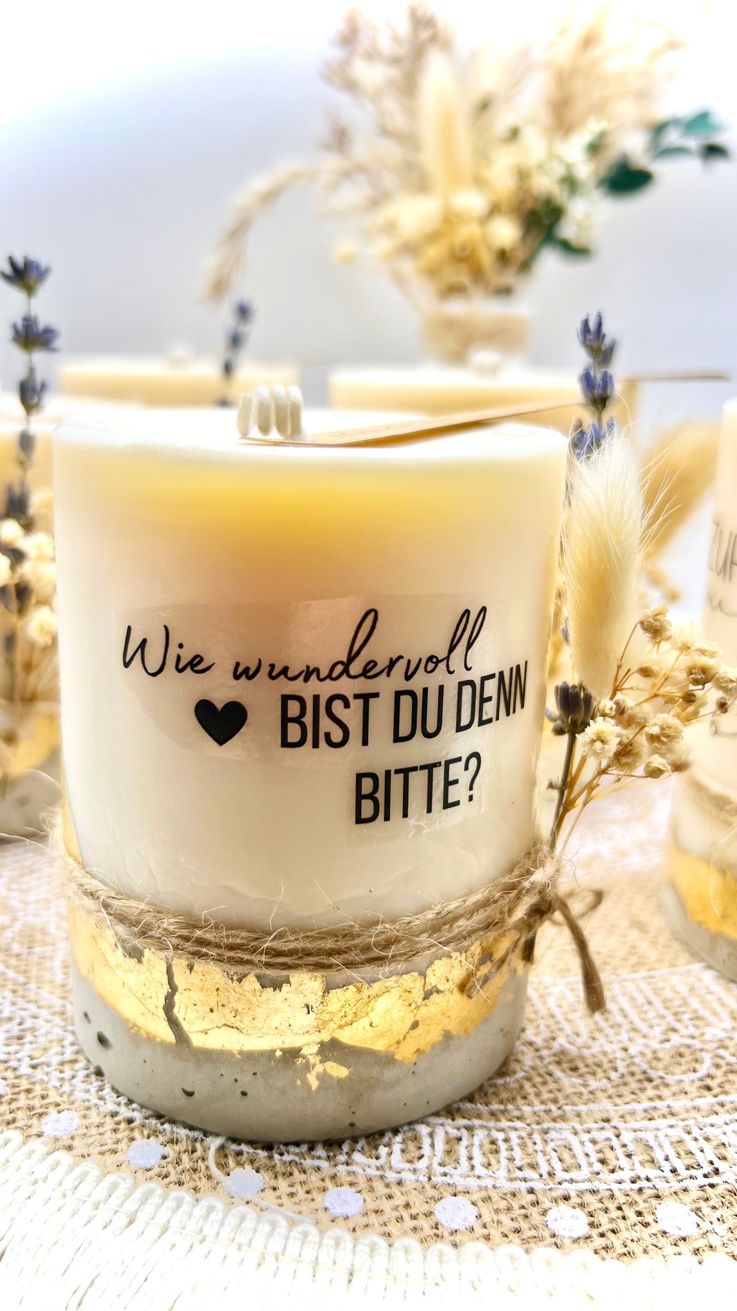 Edle Statement-Beton-Kerze – handgefertigt auf Betonsockel mit Gold-Details