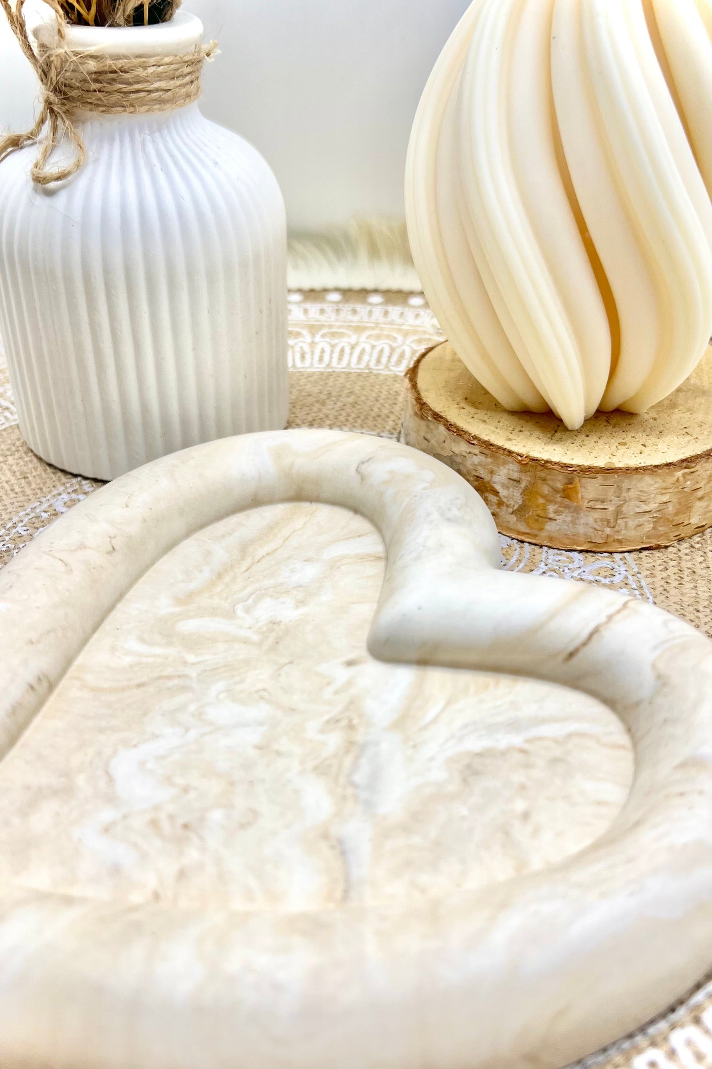 Handgefertigtes Tablett in marmorierter Optik – Wolken- & Herzform