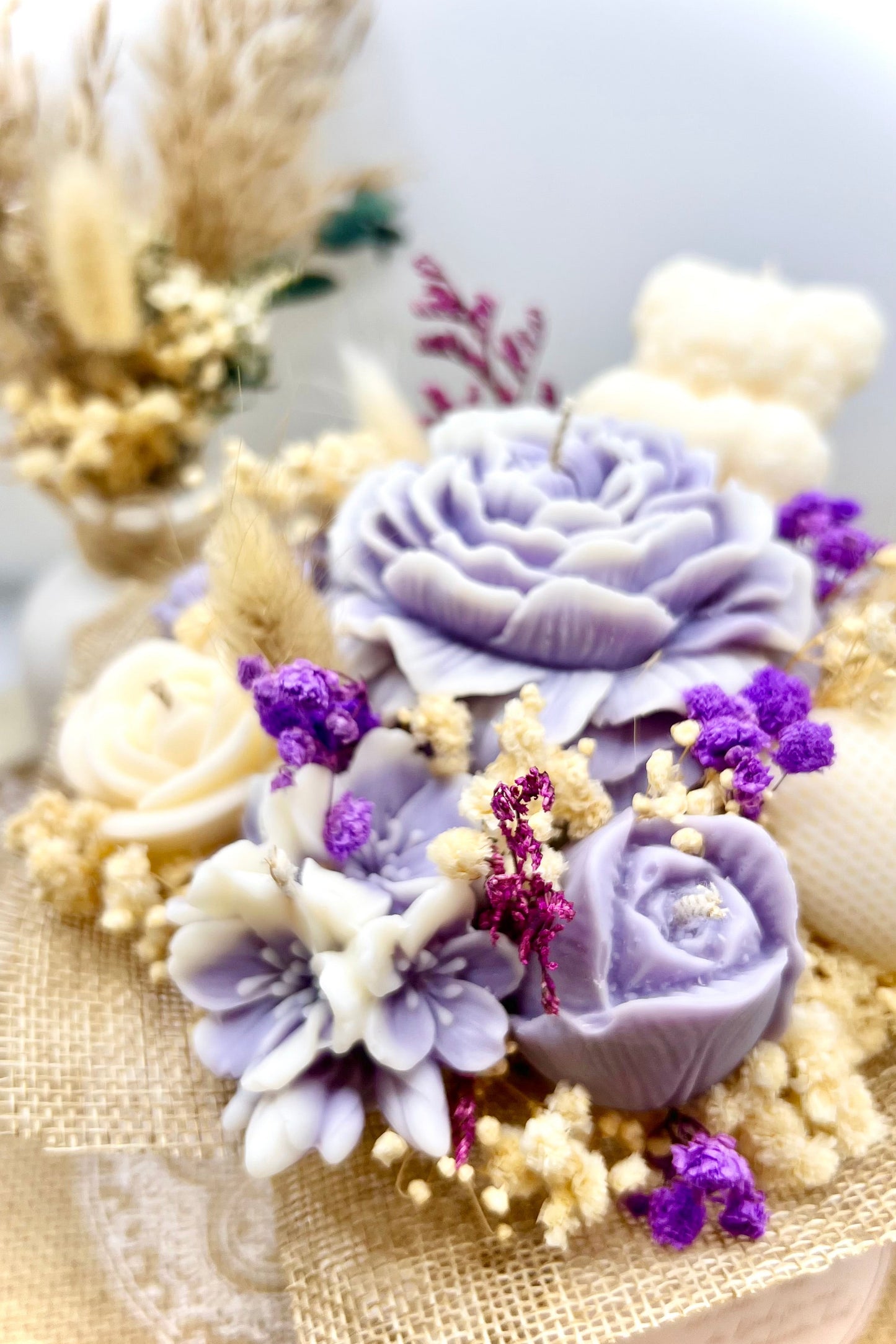 Kerzen-Blumenstrauß im stilvollen, handgegossenen Keramiktopf – zarte Eleganz in natürlichen Tönen