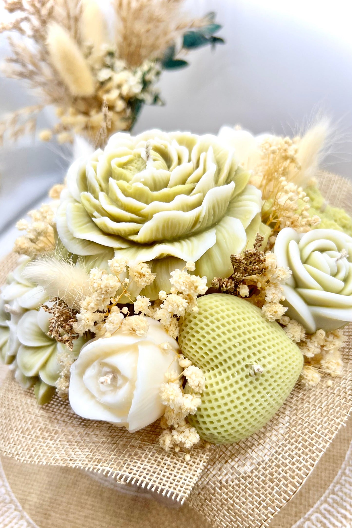 Kerzen-Blumenstrauß im stilvollen, handgegossenen Keramiktopf – zarte Eleganz in natürlichen Tönen