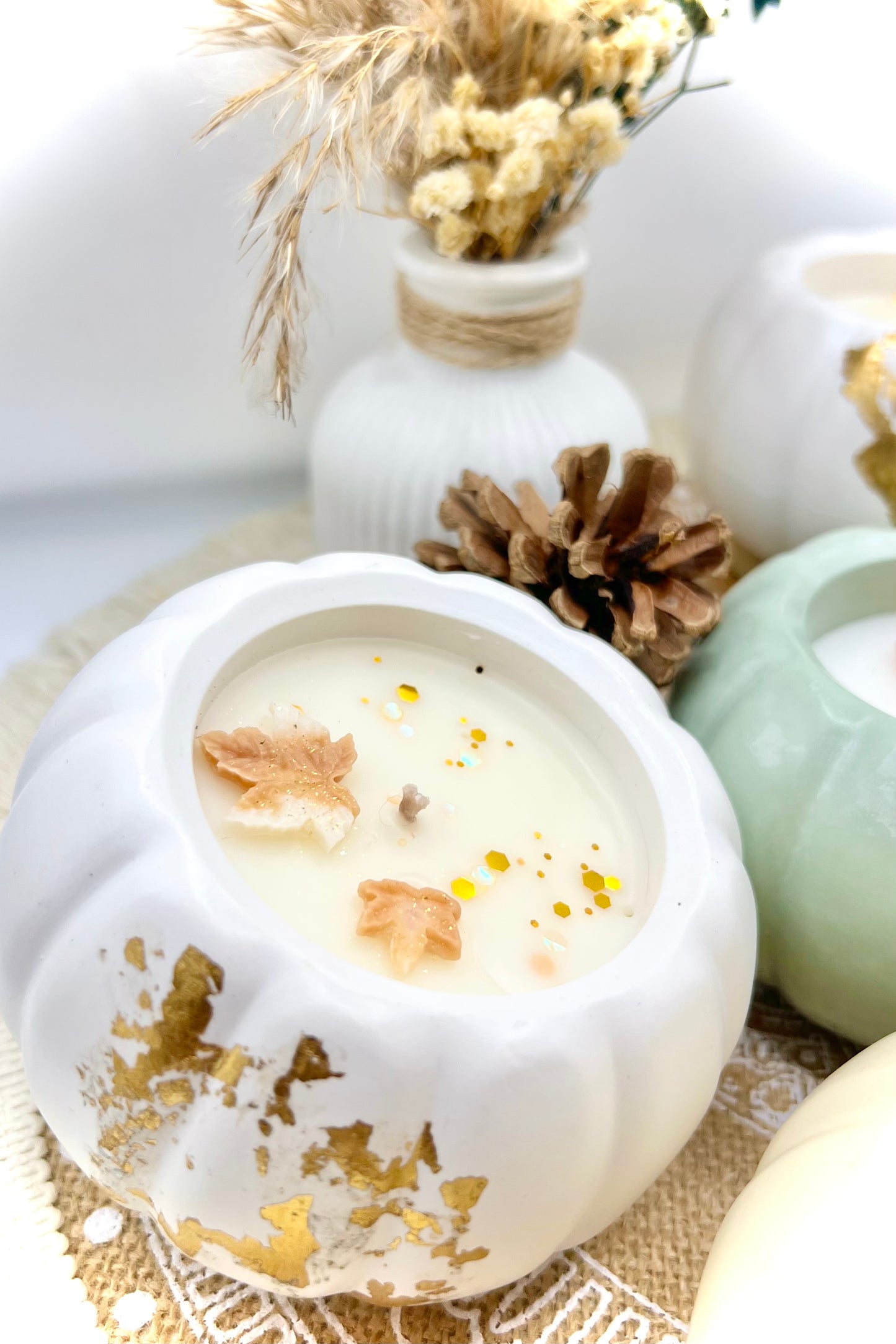 Edle Kürbis-Duftkerze in Keramik mit Blattgold | Herbstdeko & Geschenkidee – verschiedene Varianten
