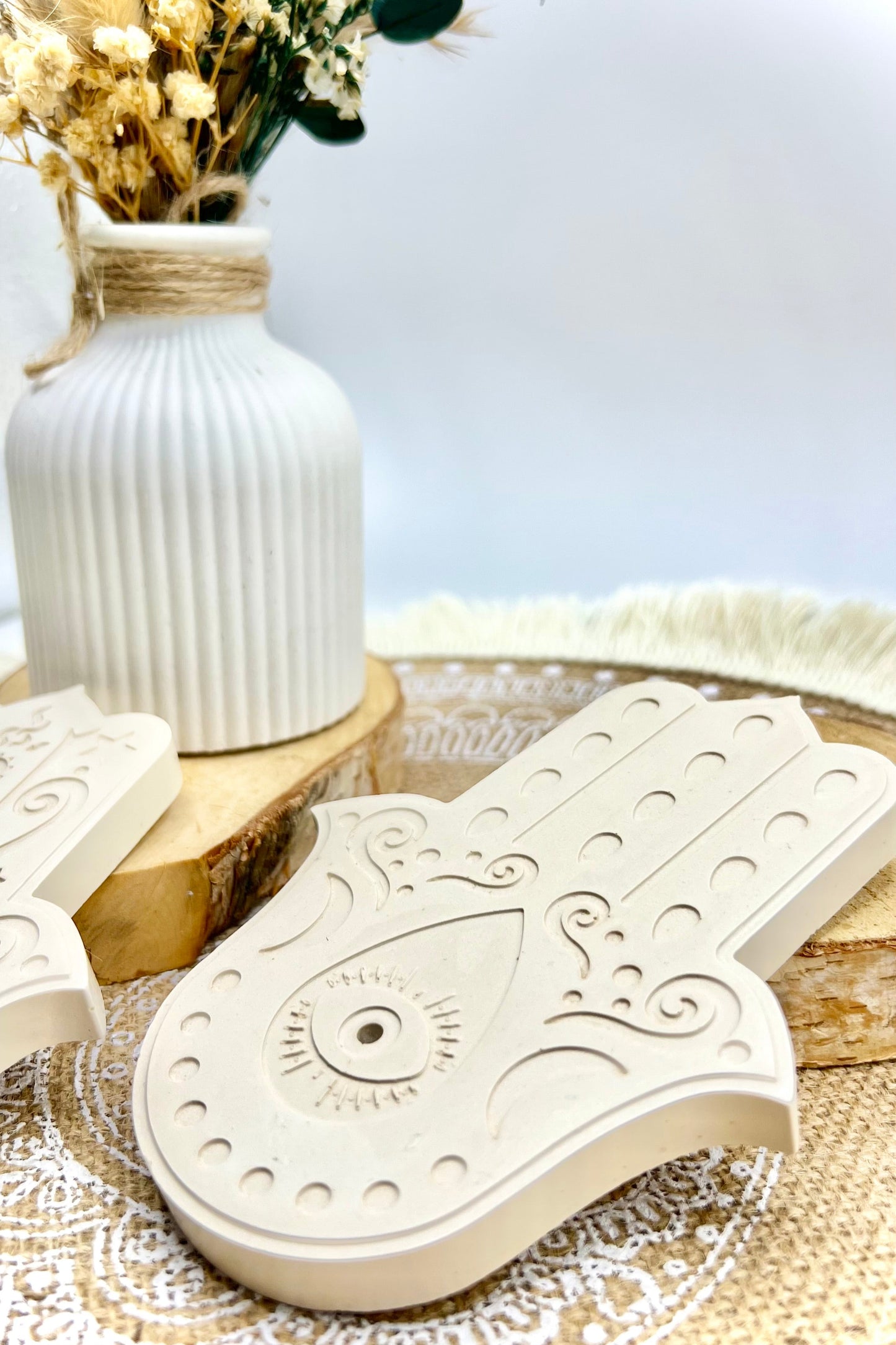 Hamza Hand – Räucherstäbchenhalter & spirituelle Ablage mit Schutzsymbolik