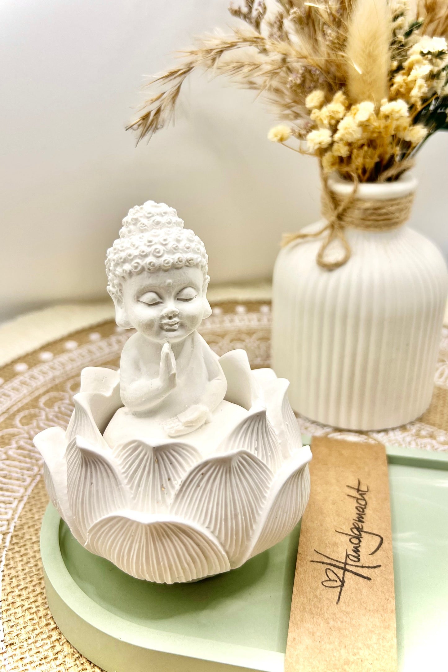 Handgefertigter Buddha in Lotusblüte – Symbol für Ruhe und Harmonie 🪷