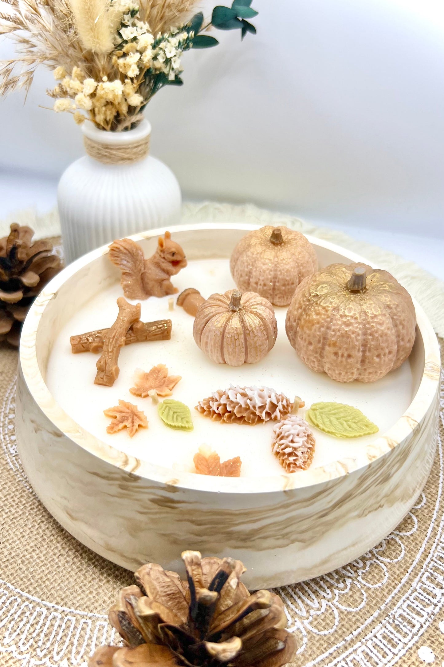 🍂 Herbstzauber Duftkerze in Keramikschale | Handgegossen mit Kürbis- & Igel-Motiv | Herbstdeko & Geschenkidee