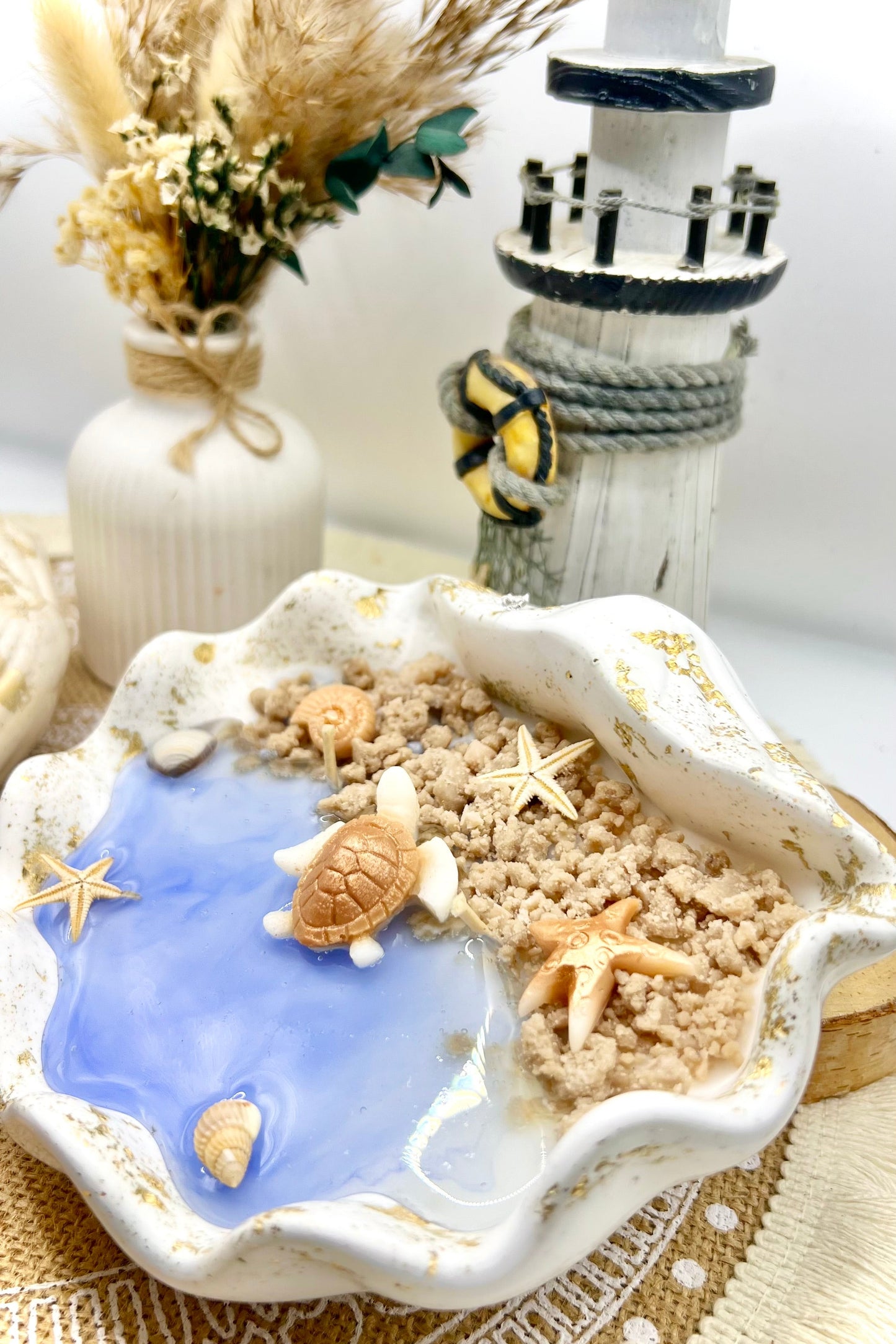 🐚 Muschelschalenkerze „Maritim“ – handgegossenes Unikat mit Pflanzenwachs & maritimer Dekoration