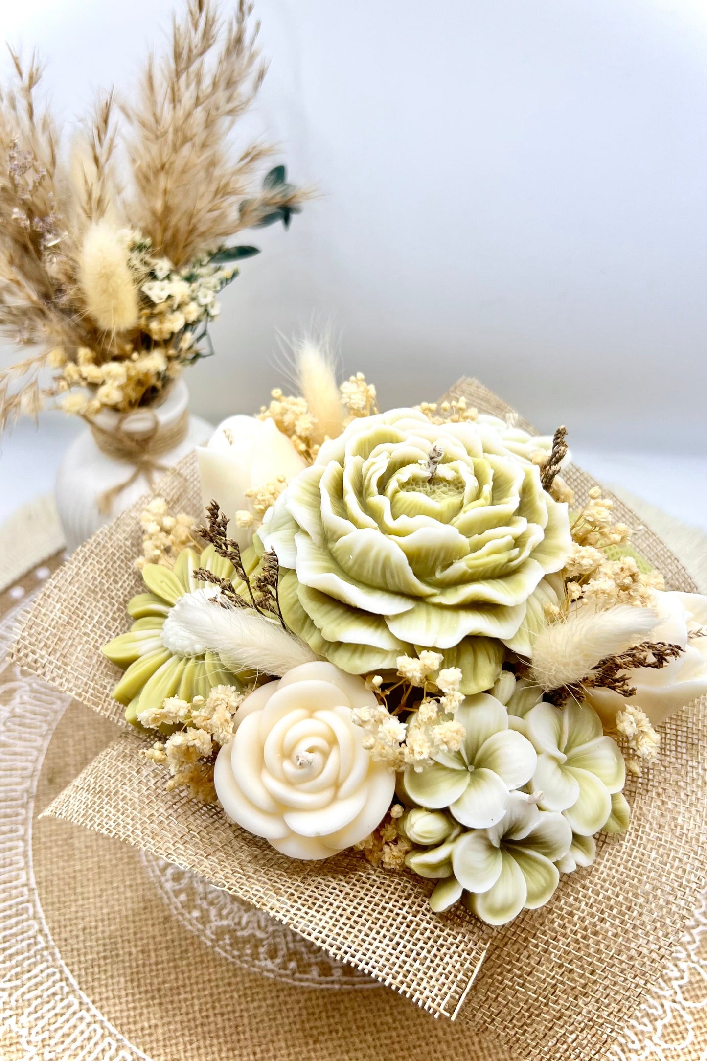 Kerzen-Blumenstrauß im stilvollen, handgegossenen Keramiktopf – zarte Eleganz in natürlichen Tönen