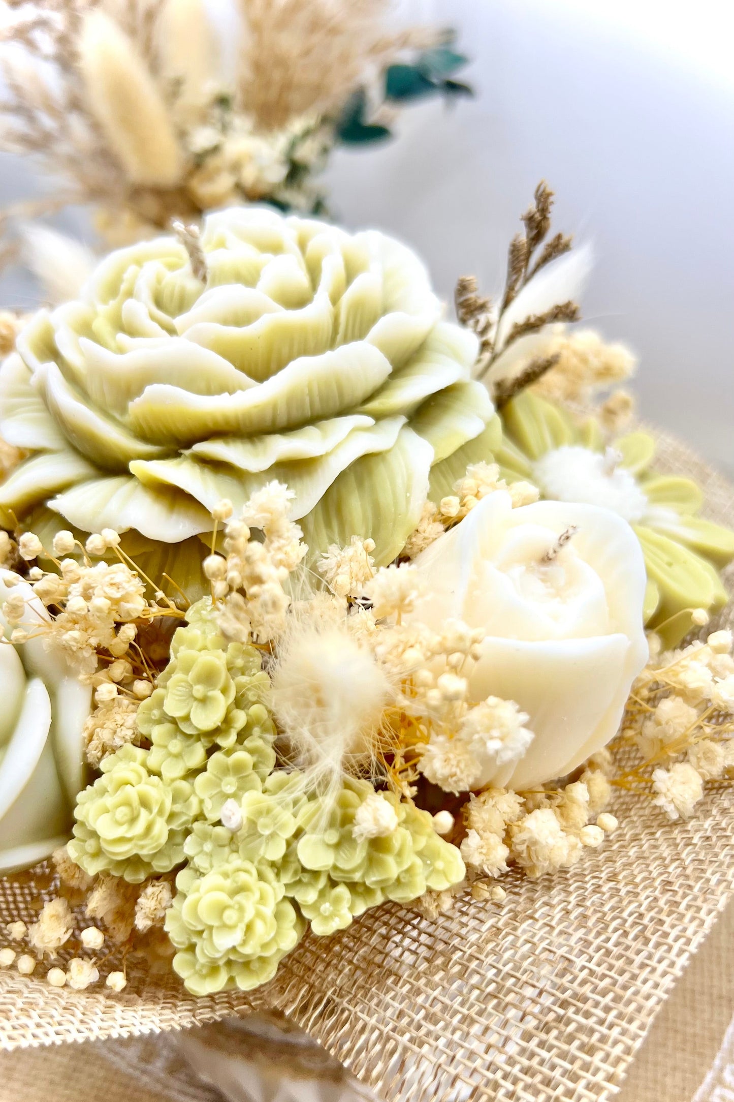 Kerzen-Blumenstrauß im stilvollen, handgegossenen Keramiktopf – zarte Eleganz in natürlichen Tönen