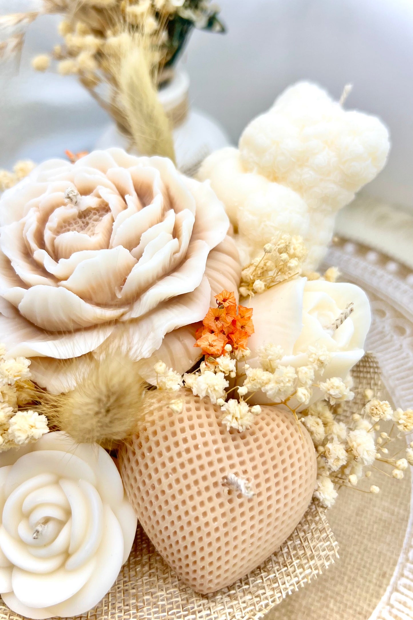 Kerzen-Blumenstrauß im stilvollen, handgegossenen Keramiktopf – zarte Eleganz in natürlichen Tönen