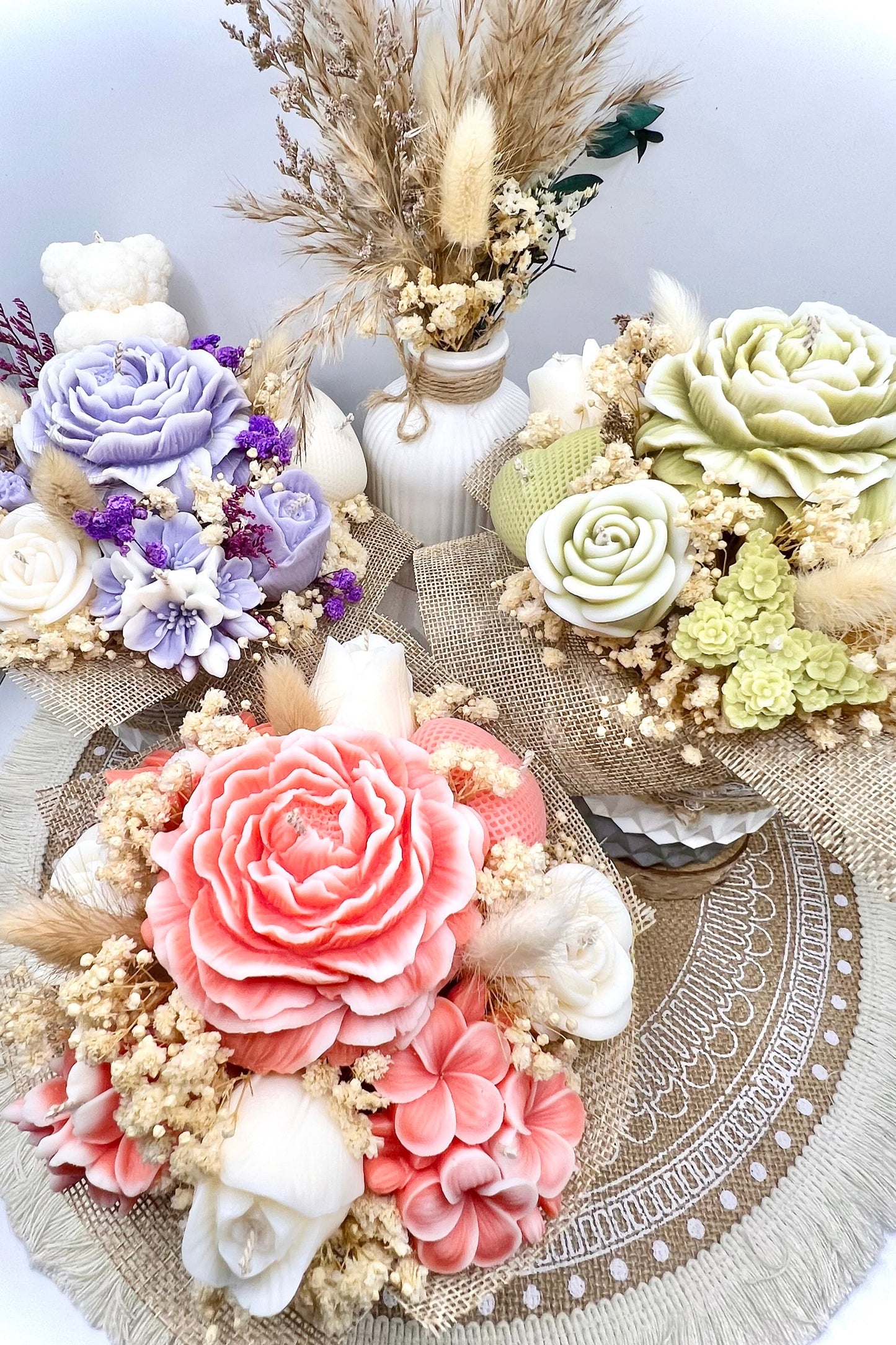 Kerzen-Blumenstrauß im stilvollen, handgegossenen Keramiktopf – zarte Eleganz in natürlichen Tönen