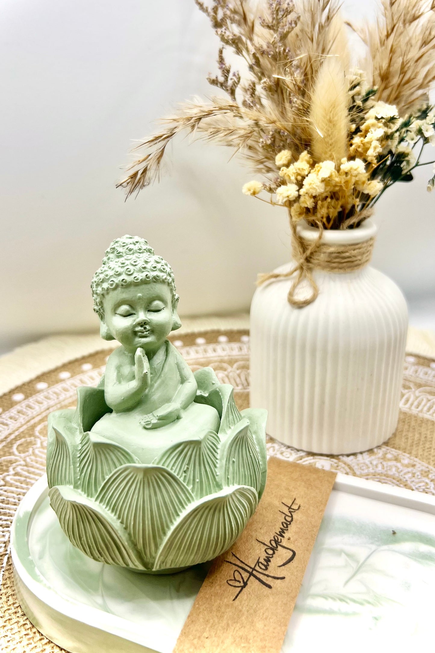 Handgefertigter Buddha in Lotusblüte – Symbol für Ruhe und Harmonie 🪷