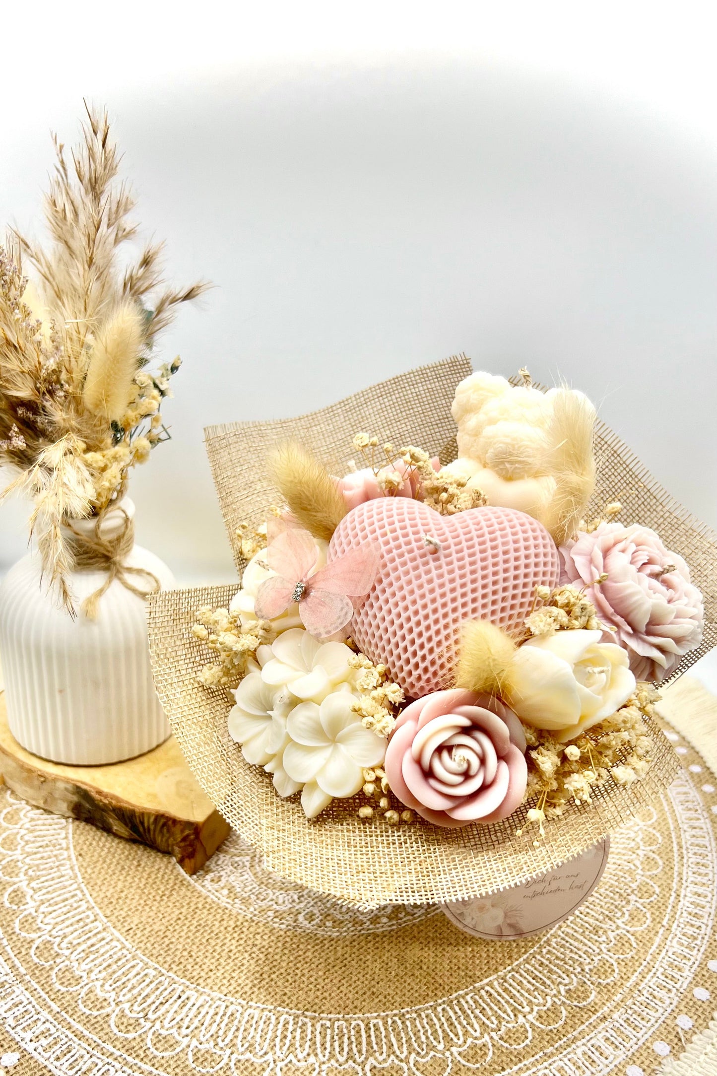 Kerzen-Blumenstrauß im stilvollen, handgegossenen Keramiktopf – zarte Eleganz in natürlichen Tönen