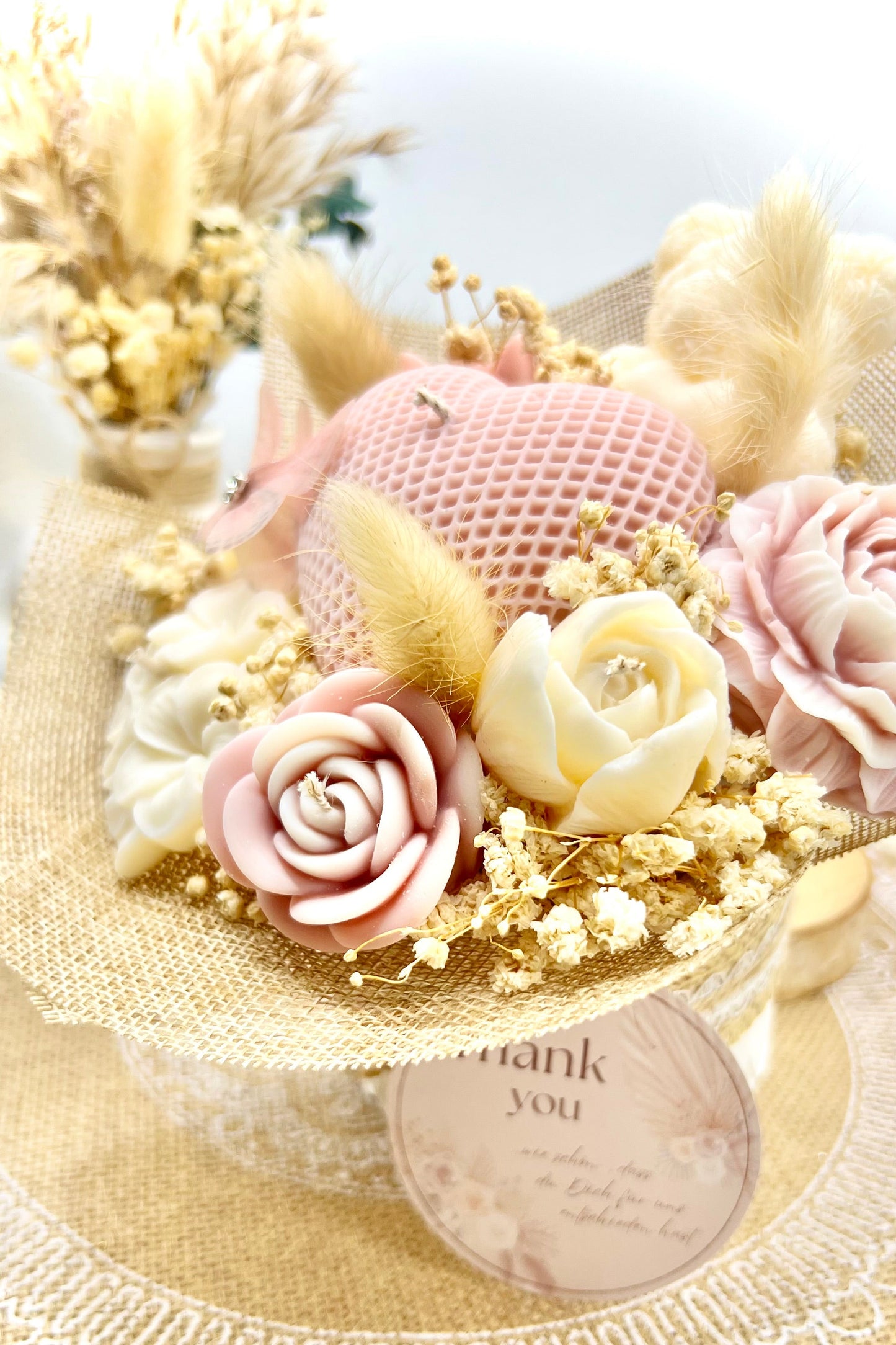 Kerzen-Blumenstrauß im stilvollen, handgegossenen Keramiktopf – zarte Eleganz in natürlichen Tönen