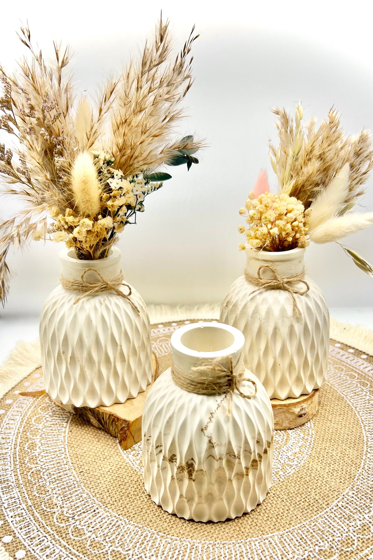 Strukturierte Trockenblumenvase – handgegossen & natürlich schön