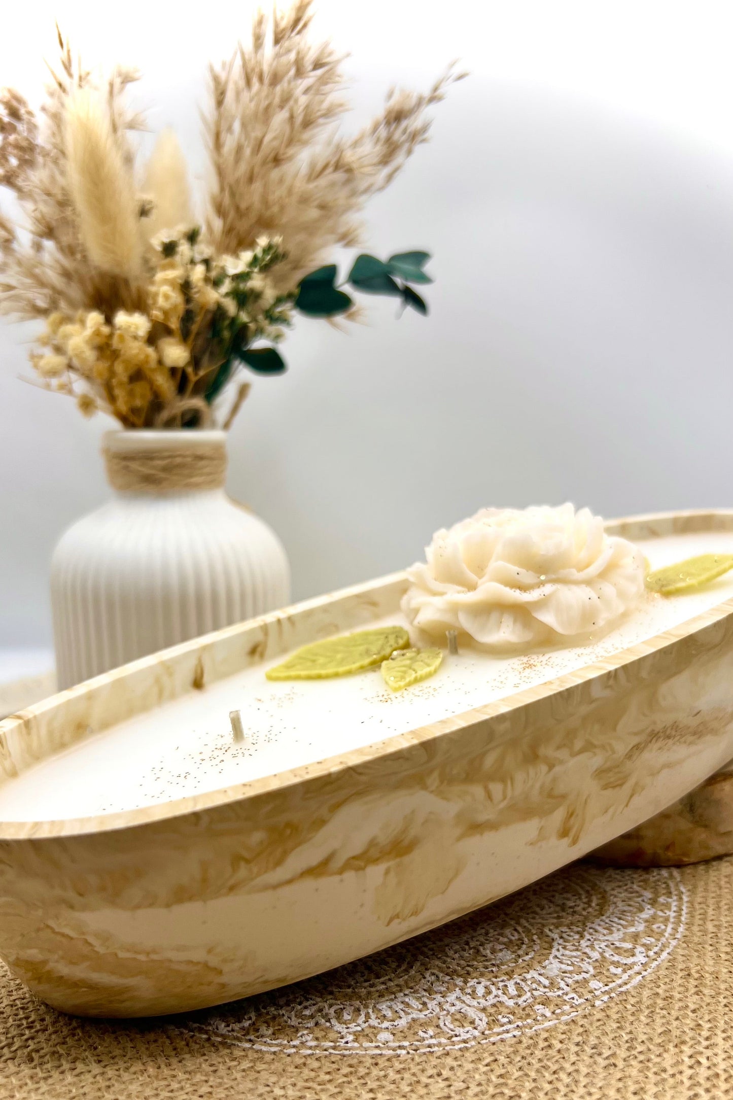 🌿 Florale Duftkerze mit Pfingstrose in handgegossener Schale mit Marmoroptik