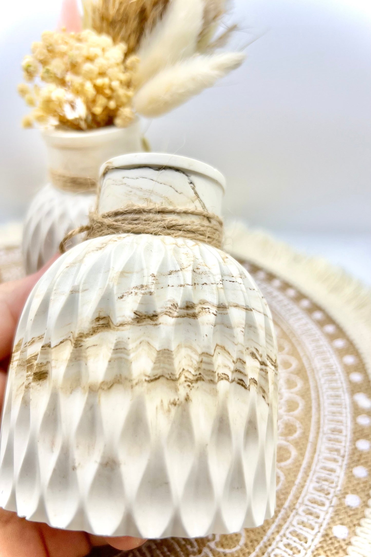 Strukturierte Trockenblumenvase – handgegossen & natürlich schön