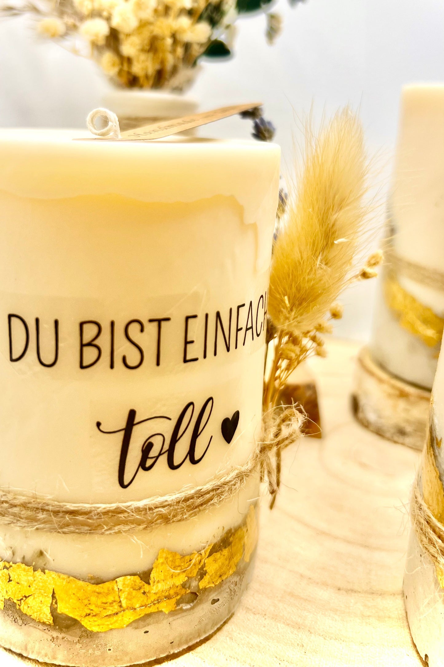 Edle Statement-Beton-Kerze – handgefertigt auf Betonsockel mit Gold-Details