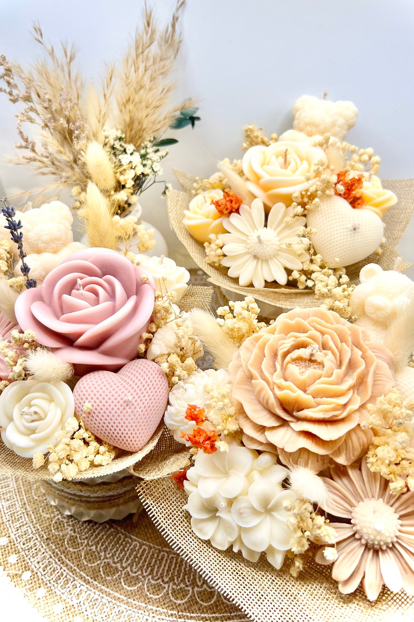 Kerzen-Blumenstrauß im stilvollen, handgegossenen Keramiktopf – zarte Eleganz in natürlichen Tönen
