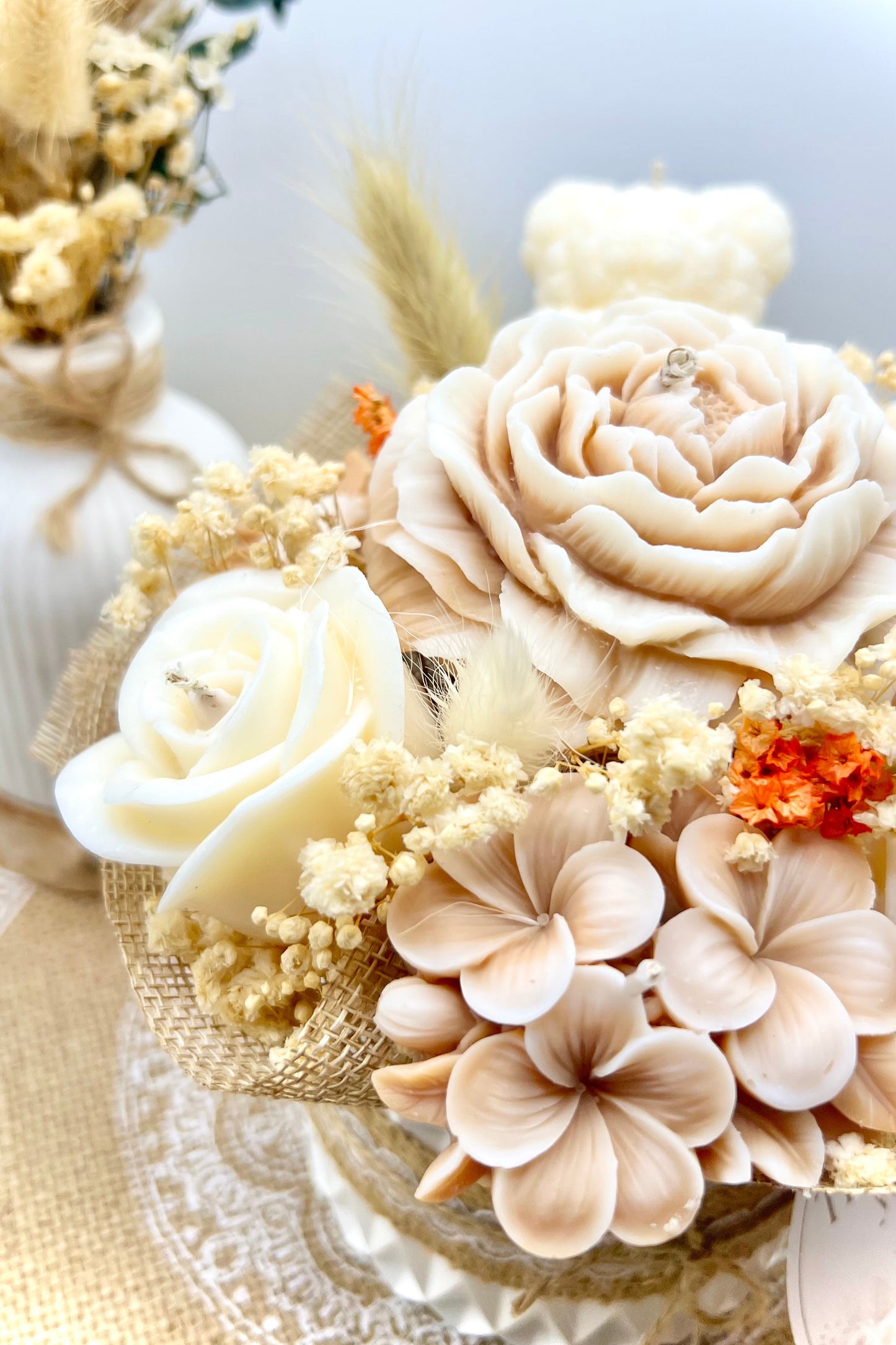 Kerzen-Blumenstrauß im stilvollen, handgegossenen Keramiktopf – zarte Eleganz in natürlichen Tönen