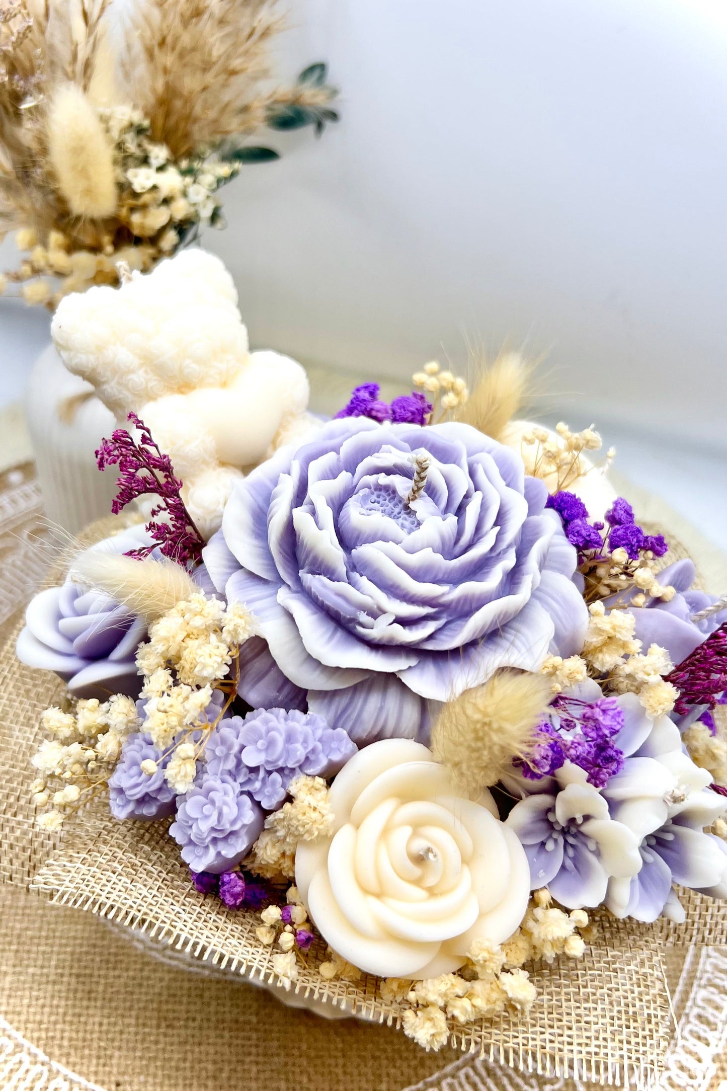Kerzen-Blumenstrauß im stilvollen, handgegossenen Keramiktopf – zarte Eleganz in natürlichen Tönen