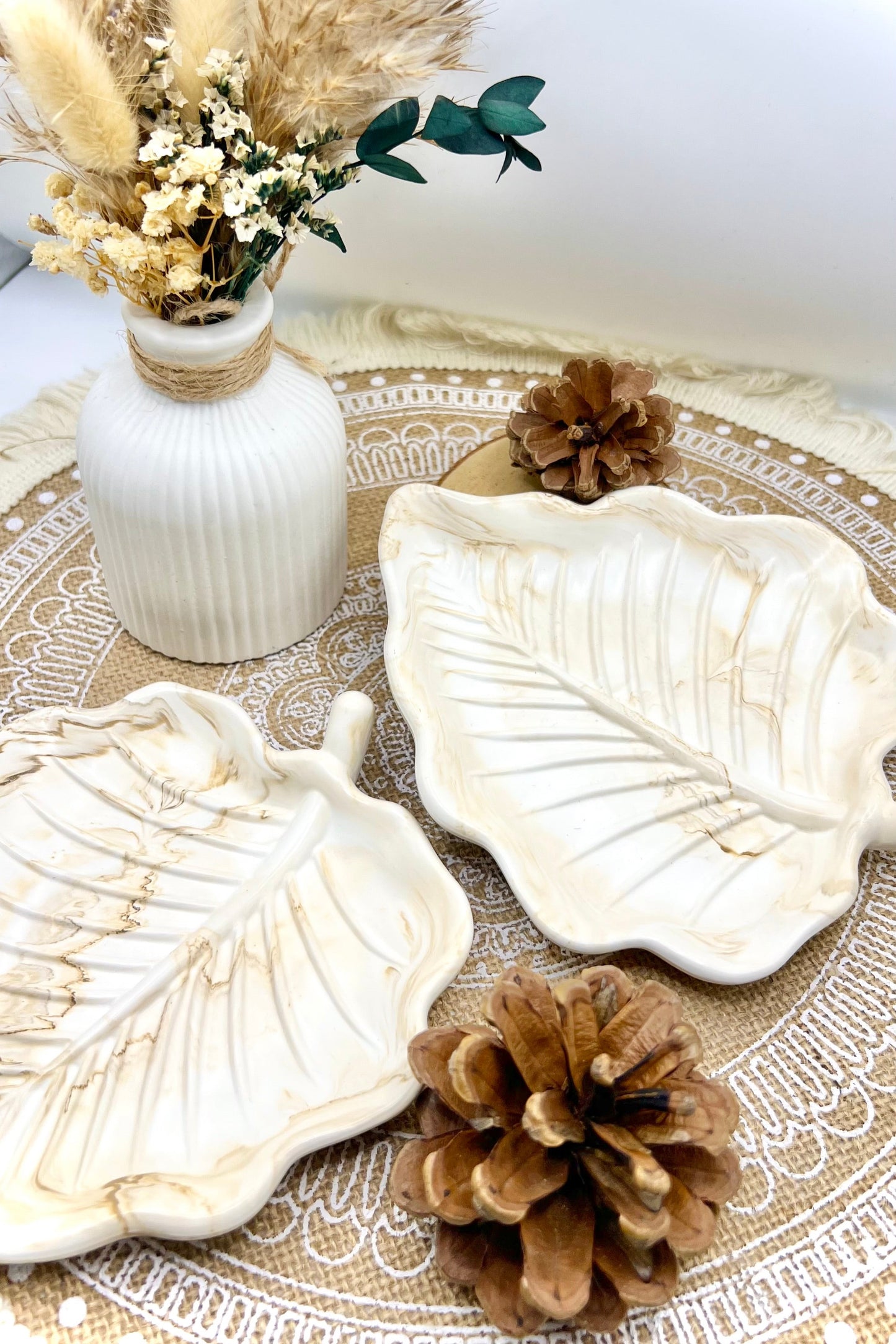 🍂 Handgemachte Keramik-Tabletts in Blattform – Ahornblatt & Bananenblatt als stilvolle Herbstdeko