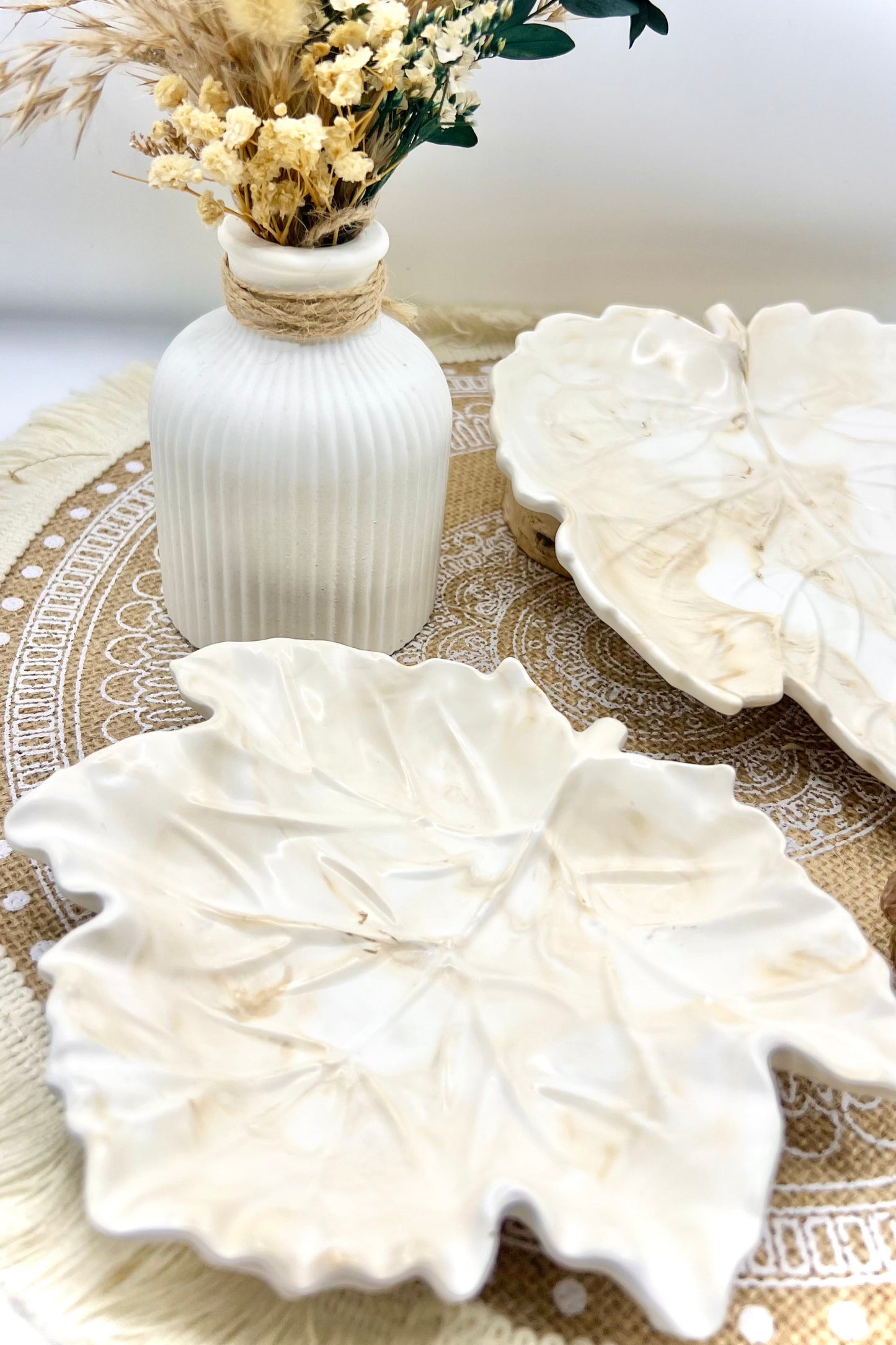 🍂 Handgemachte Keramik-Tabletts in Blattform – Ahornblatt & Bananenblatt als stilvolle Herbstdeko