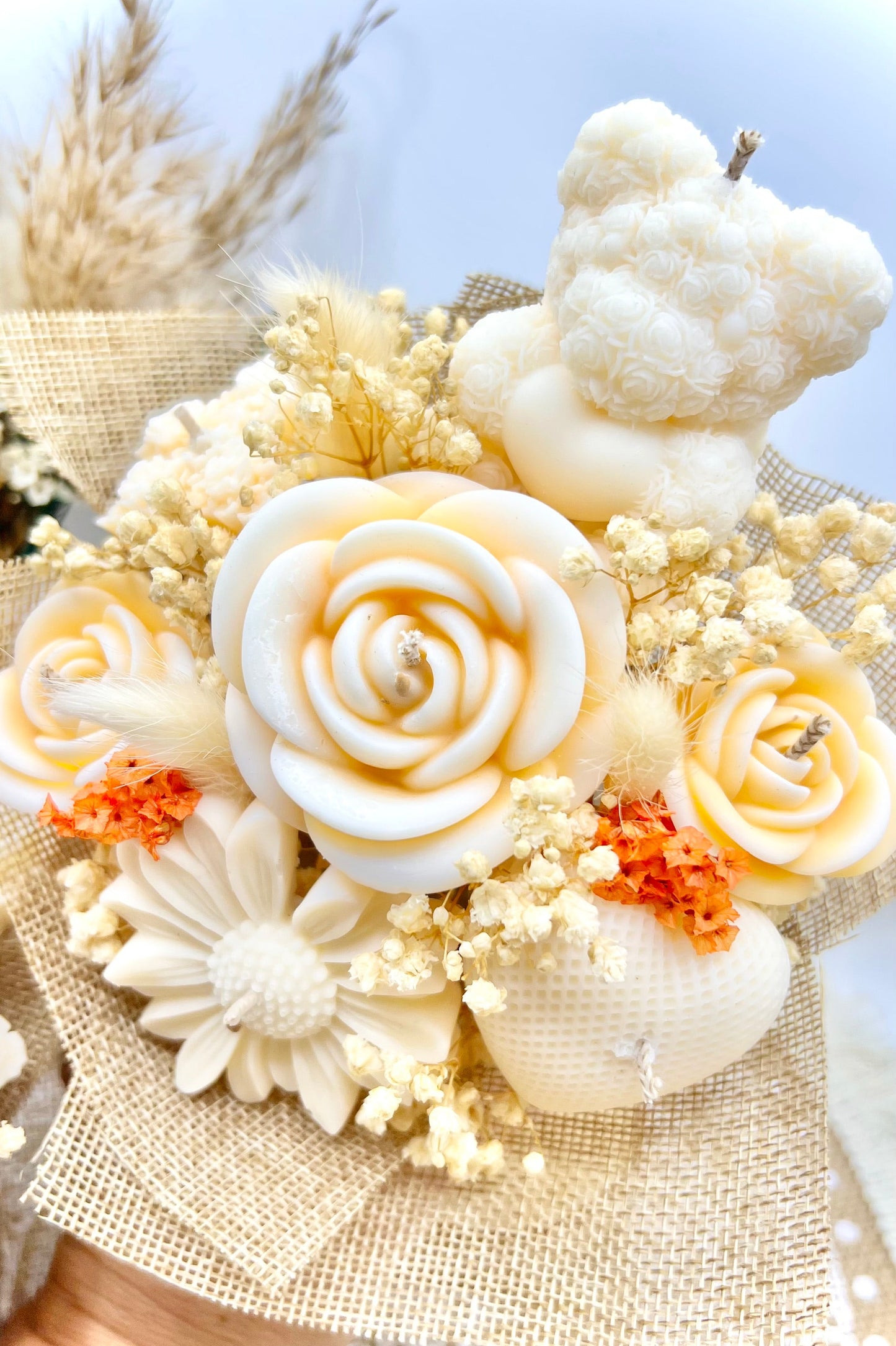 Kerzen-Blumenstrauß im stilvollen, handgegossenen Keramiktopf – zarte Eleganz in natürlichen Tönen