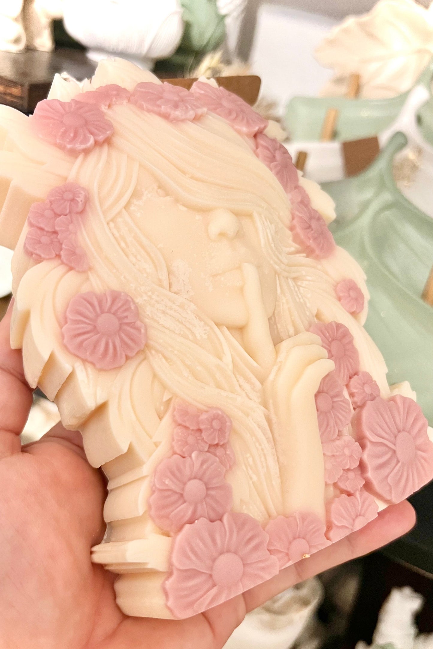B-Ware - “Flower Goddess” – Kerze mit floraler Magie | Handgegossene Göttin mit farblich abgesetztem Blüten-Design