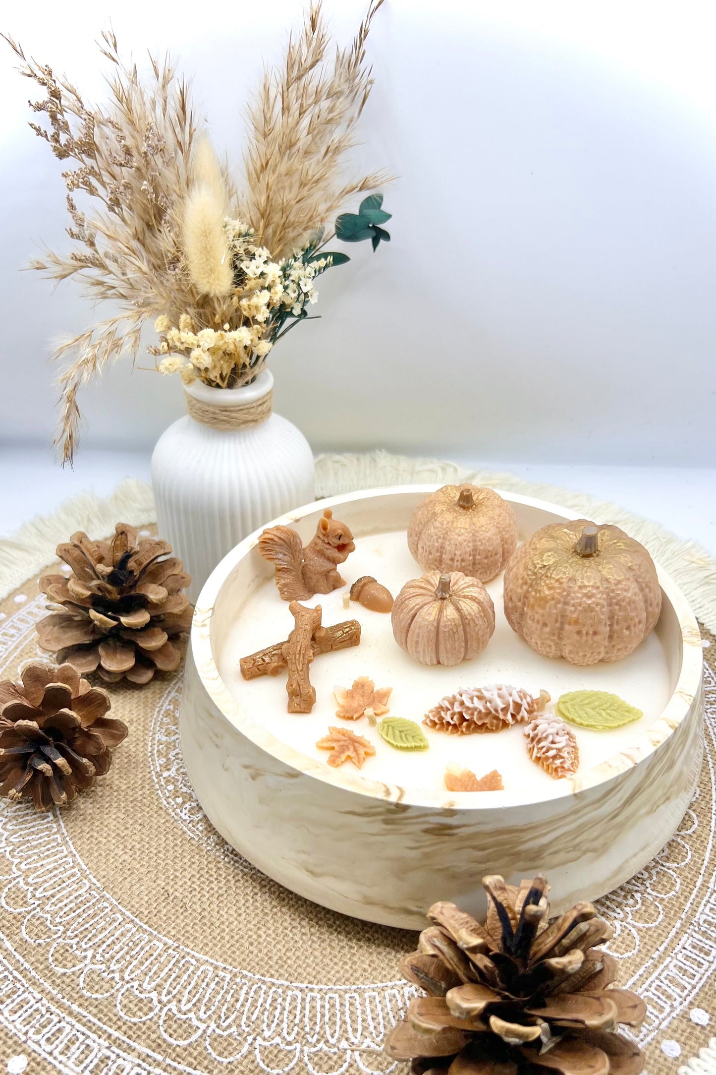 🍂 Herbstzauber Duftkerze in Keramikschale | Handgegossen mit Kürbis- & Igel-Motiv | Herbstdeko & Geschenkidee