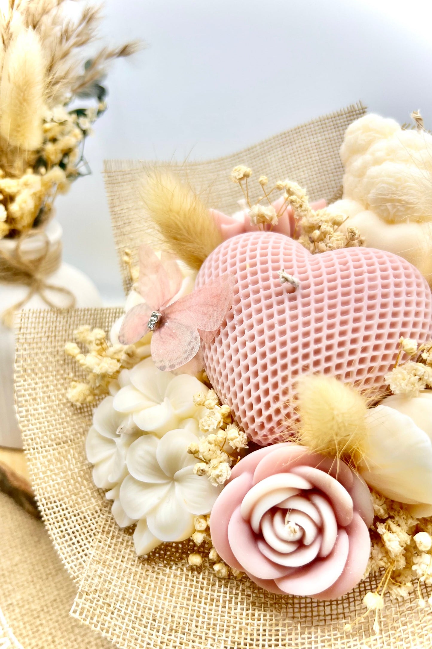 Kerzen-Blumenstrauß im stilvollen, handgegossenen Keramiktopf – zarte Eleganz in natürlichen Tönen