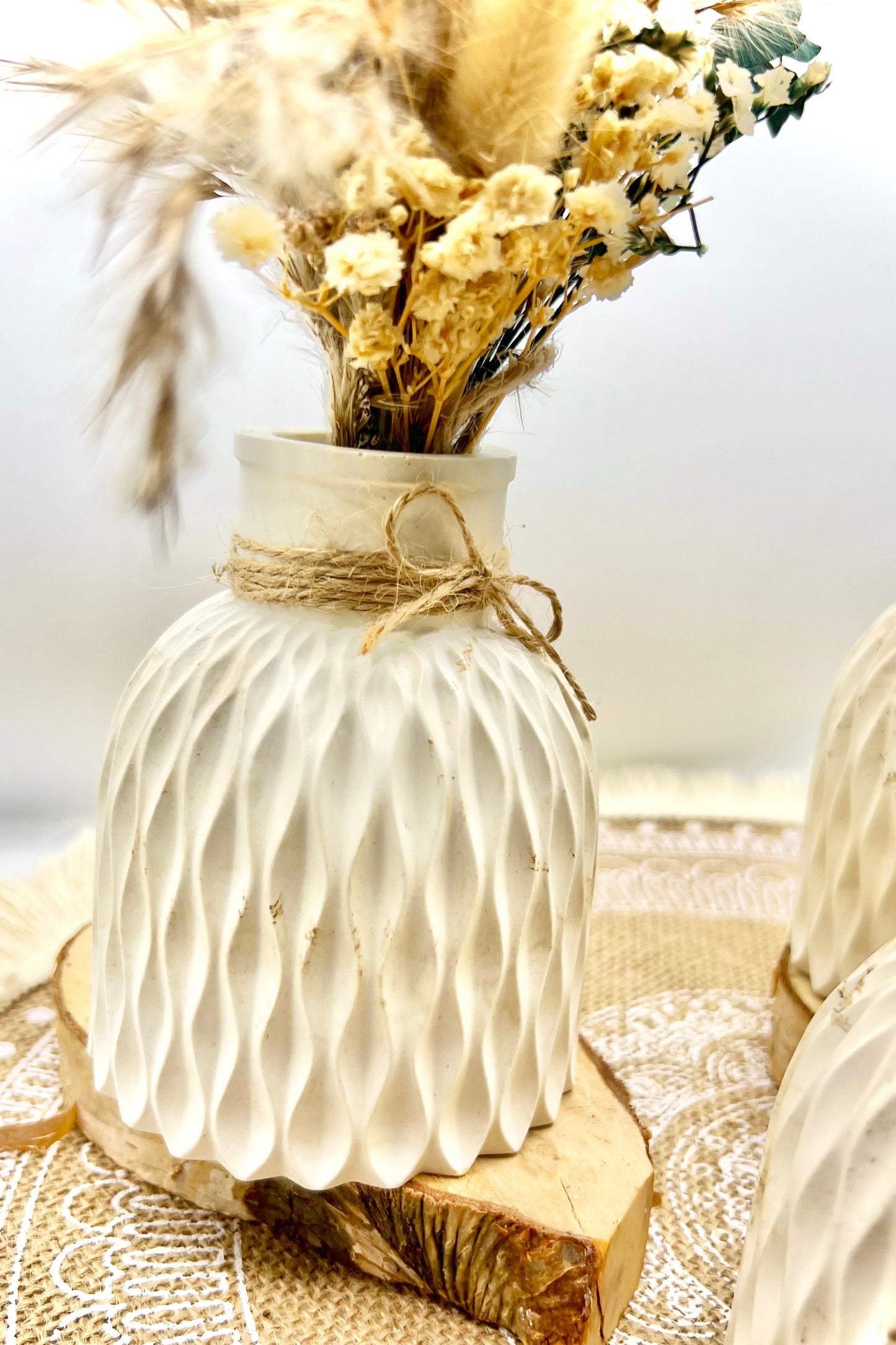 Strukturierte Trockenblumenvase – handgegossen & natürlich schön