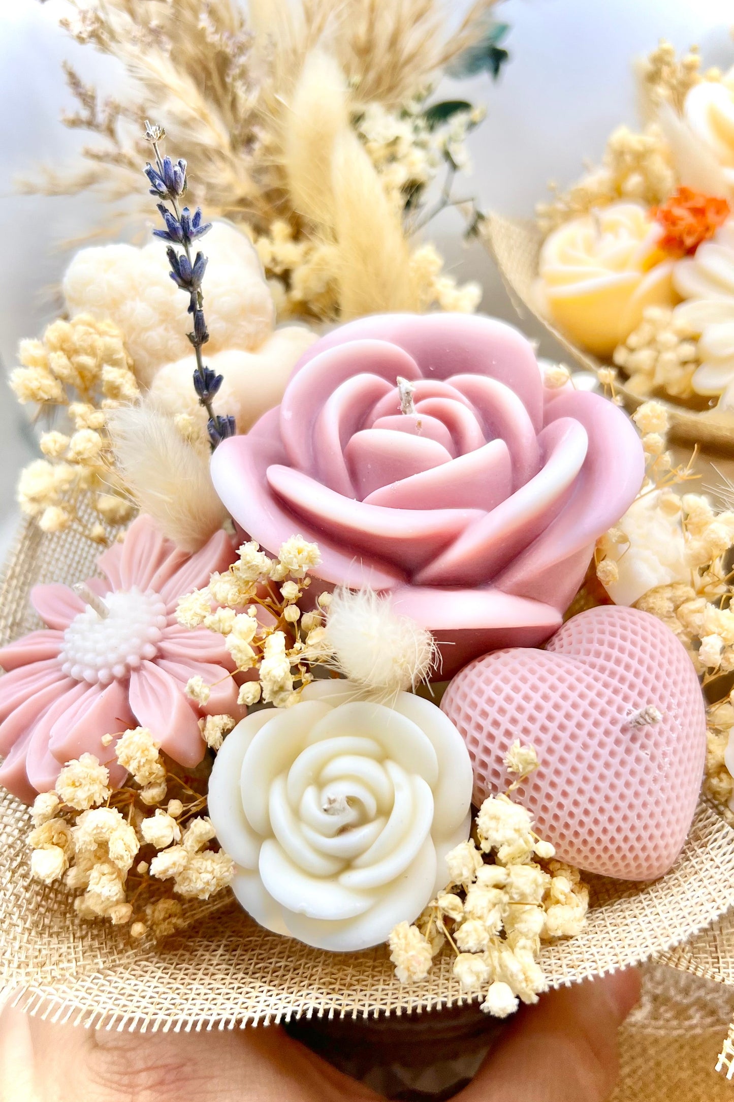 Kerzen-Blumenstrauß im stilvollen, handgegossenen Keramiktopf – zarte Eleganz in natürlichen Tönen