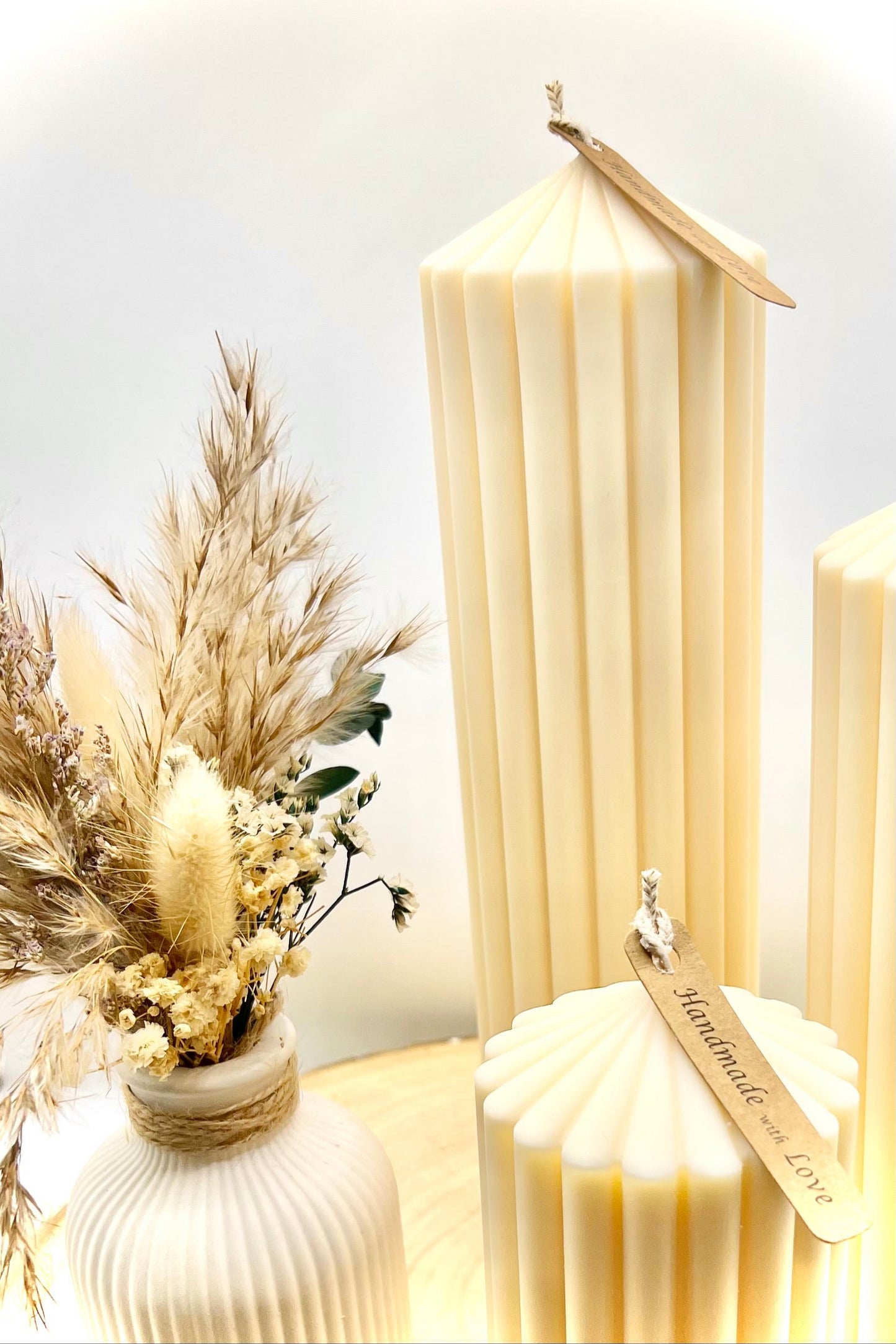 Designkerze „Lumi“ – Statement Rillenkerze - Natürlich & zeitlos in cremeweiß
