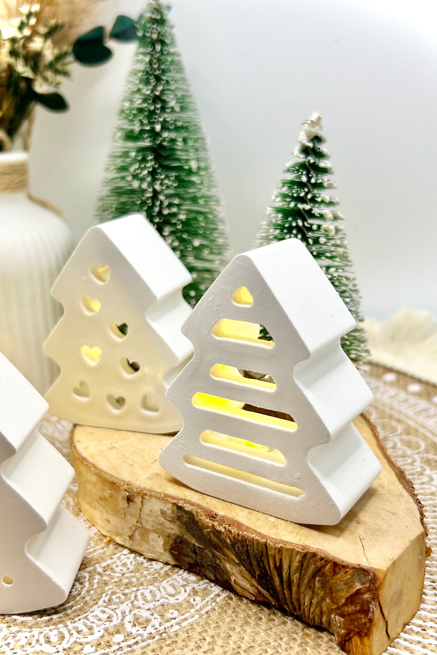 Leucht-Tannenbaum aus handgegossener Keramik inkl. LED-Licht & Geschenkverpackung – Weihnachtsdeko & Geschenkidee