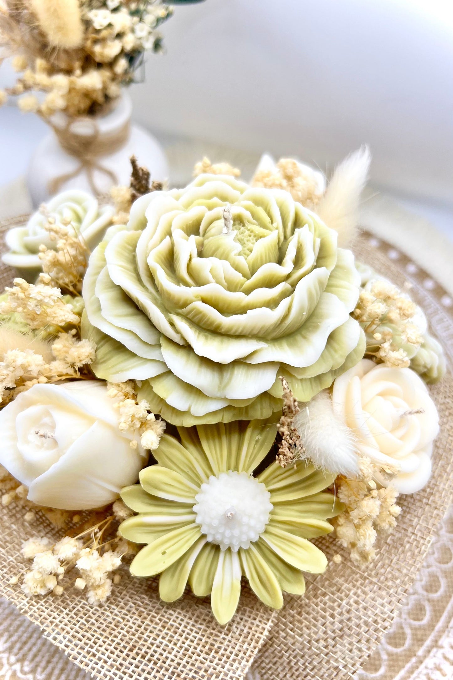 Kerzen-Blumenstrauß im stilvollen, handgegossenen Keramiktopf – zarte Eleganz in natürlichen Tönen