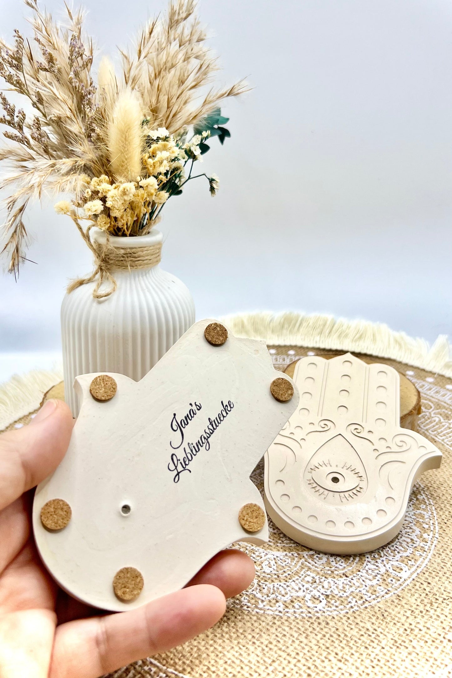 Hamza Hand – Räucherstäbchenhalter & spirituelle Ablage mit Schutzsymbolik