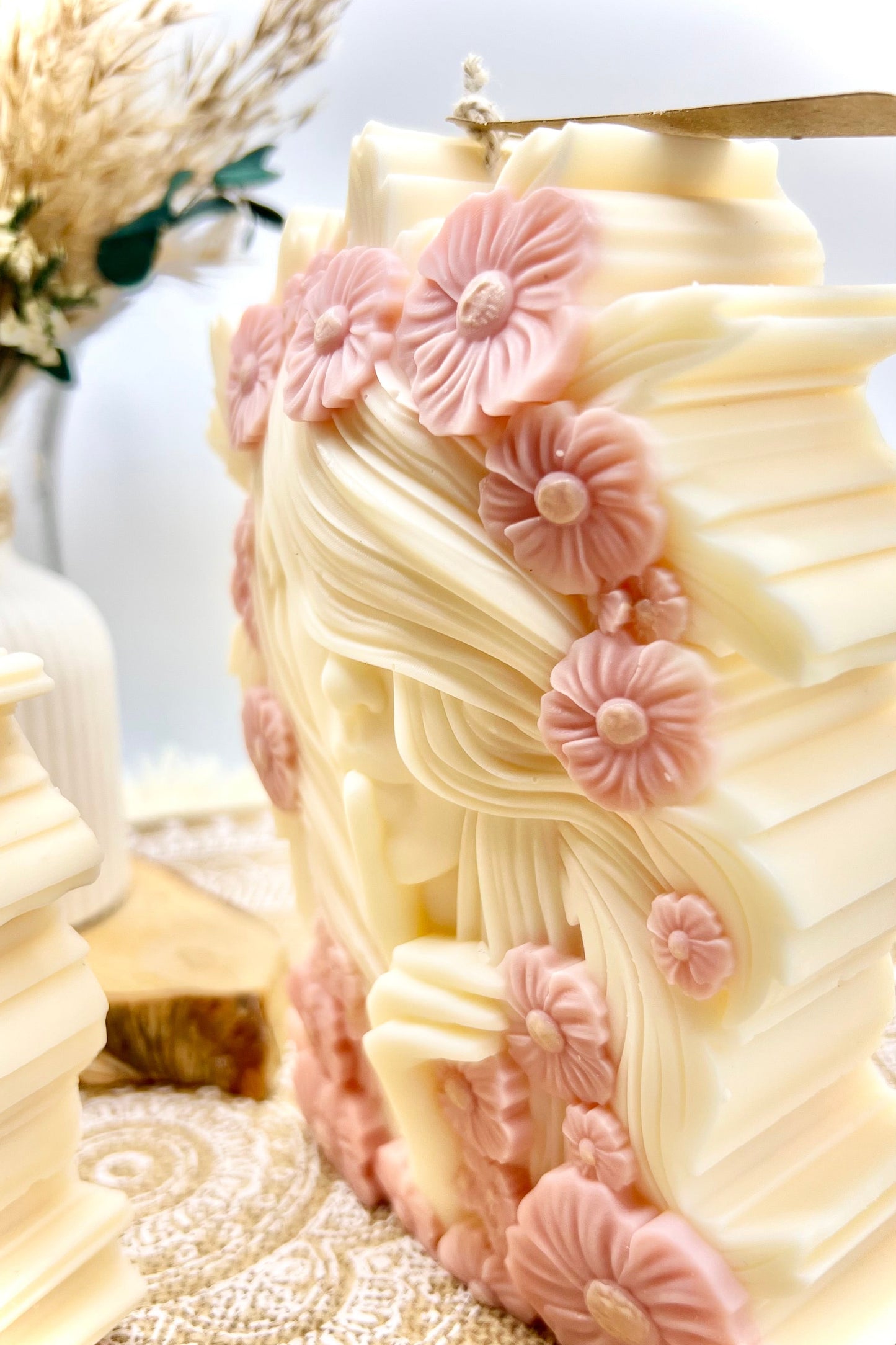 “Flower Goddess” – Skulpturkerze mit floraler Magie | Handgegossene Göttin in Cremeweiß oder farblich abgesetztem Blüten-Design
