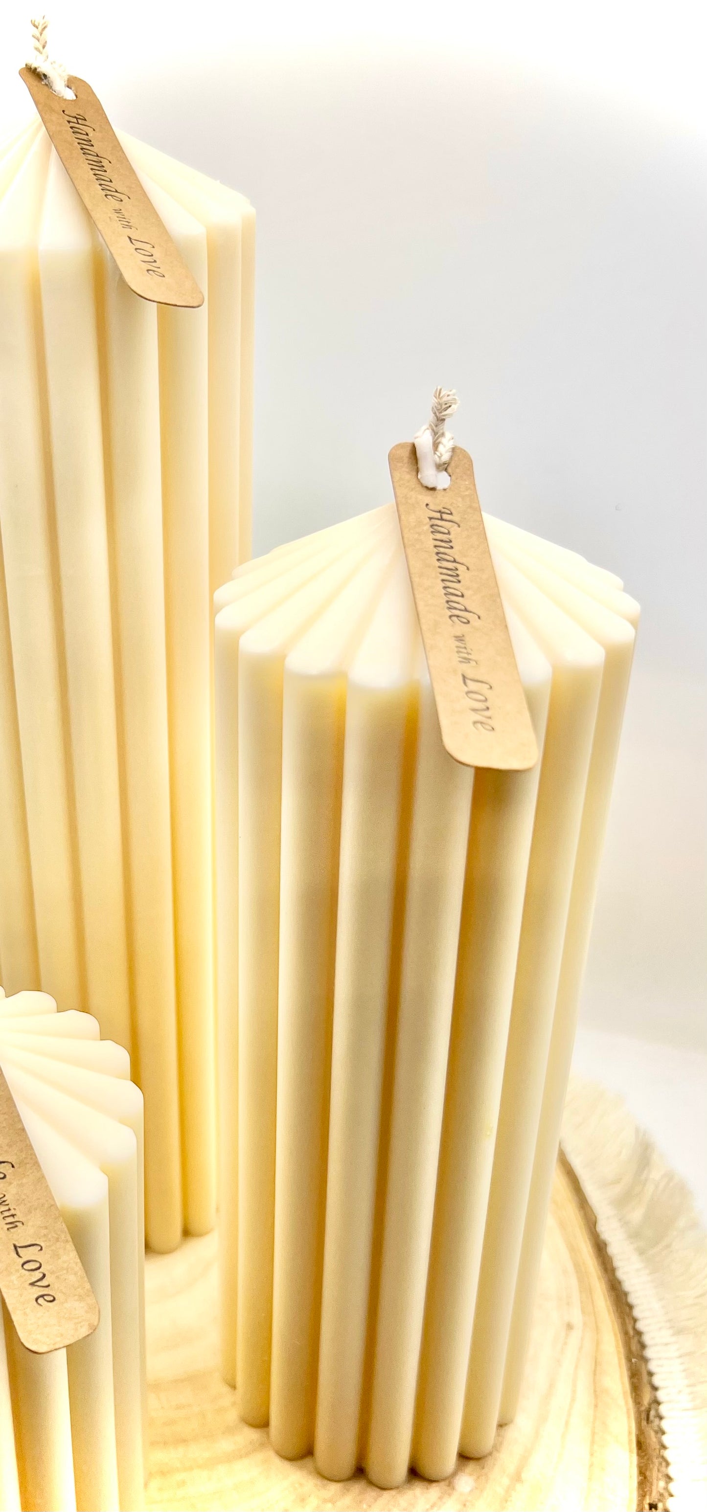 Designkerze „Lumi“ – Statement Rillenkerze - Natürlich & zeitlos in cremeweiß