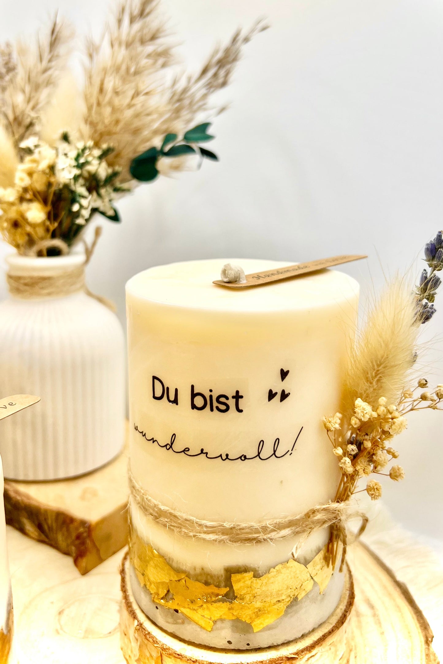 Edle Statement-Beton-Kerze – handgefertigt auf Betonsockel mit Gold-Details