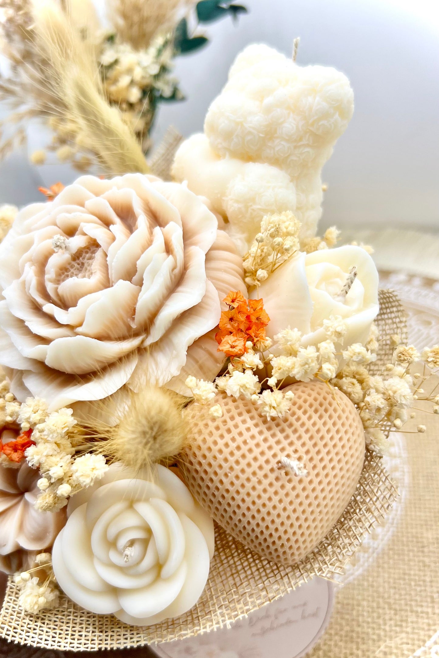 Kerzen-Blumenstrauß im stilvollen, handgegossenen Keramiktopf – zarte Eleganz in natürlichen Tönen