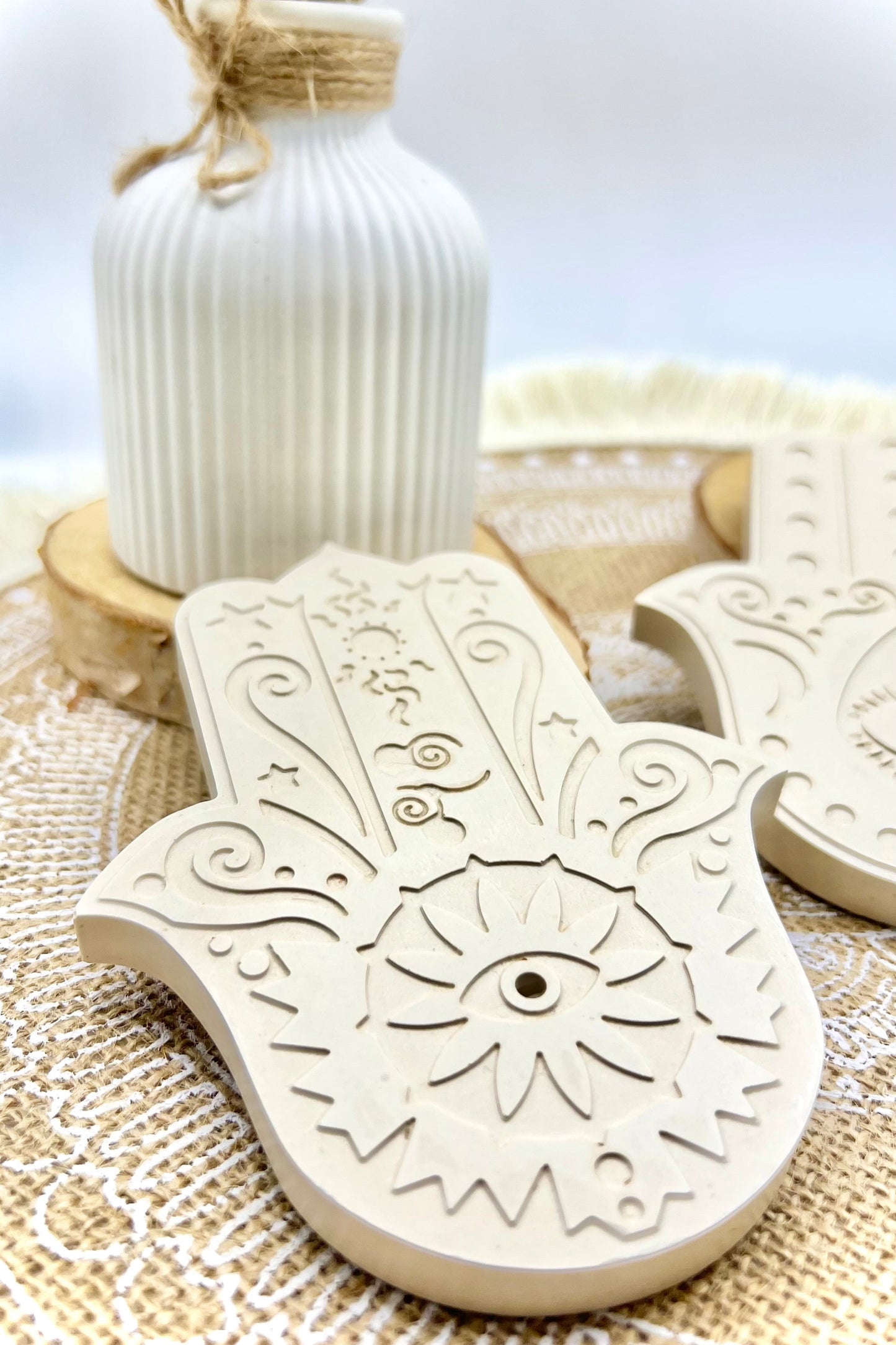 Hamza Hand – Räucherstäbchenhalter & spirituelle Ablage mit Schutzsymbolik