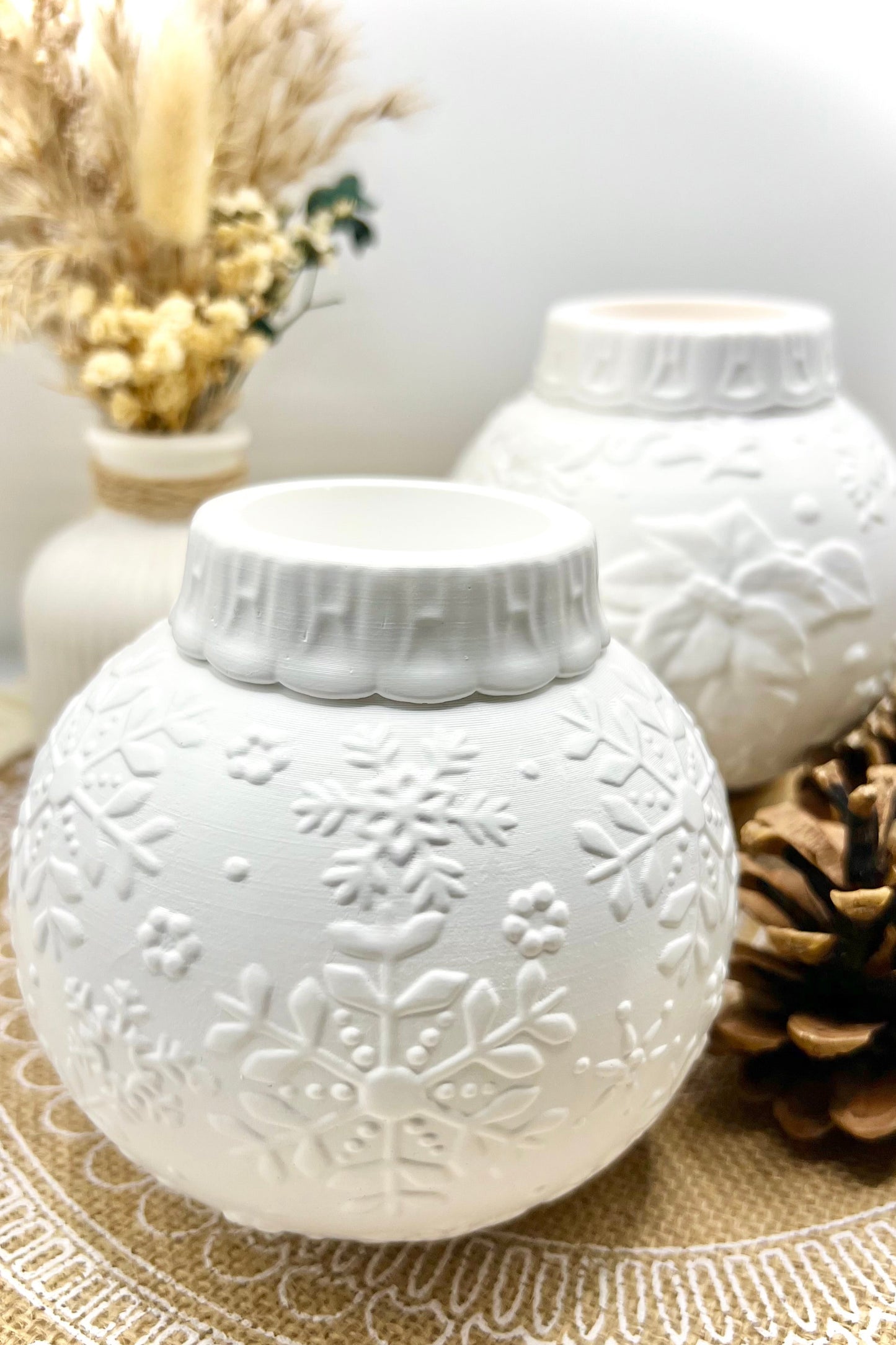 VORBESTELLUNG - Handgemachte Keramik-Weihnachtskugel – massiv & vielseitig (Teelicht- & Stabkerzenhalter) | Limitierte Winter-Edition