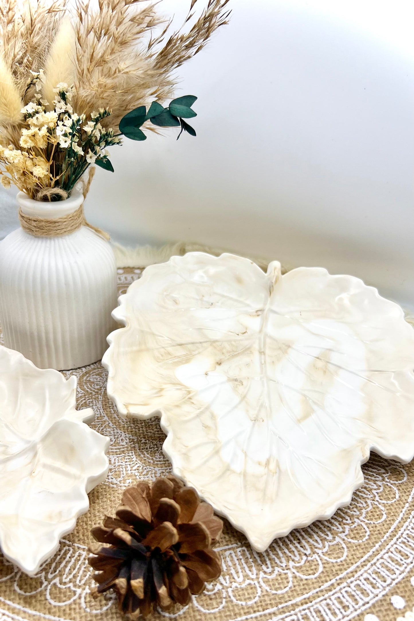 🍂 Handgemachte Keramik-Tabletts in Blattform – Ahornblatt & Bananenblatt als stilvolle Herbstdeko