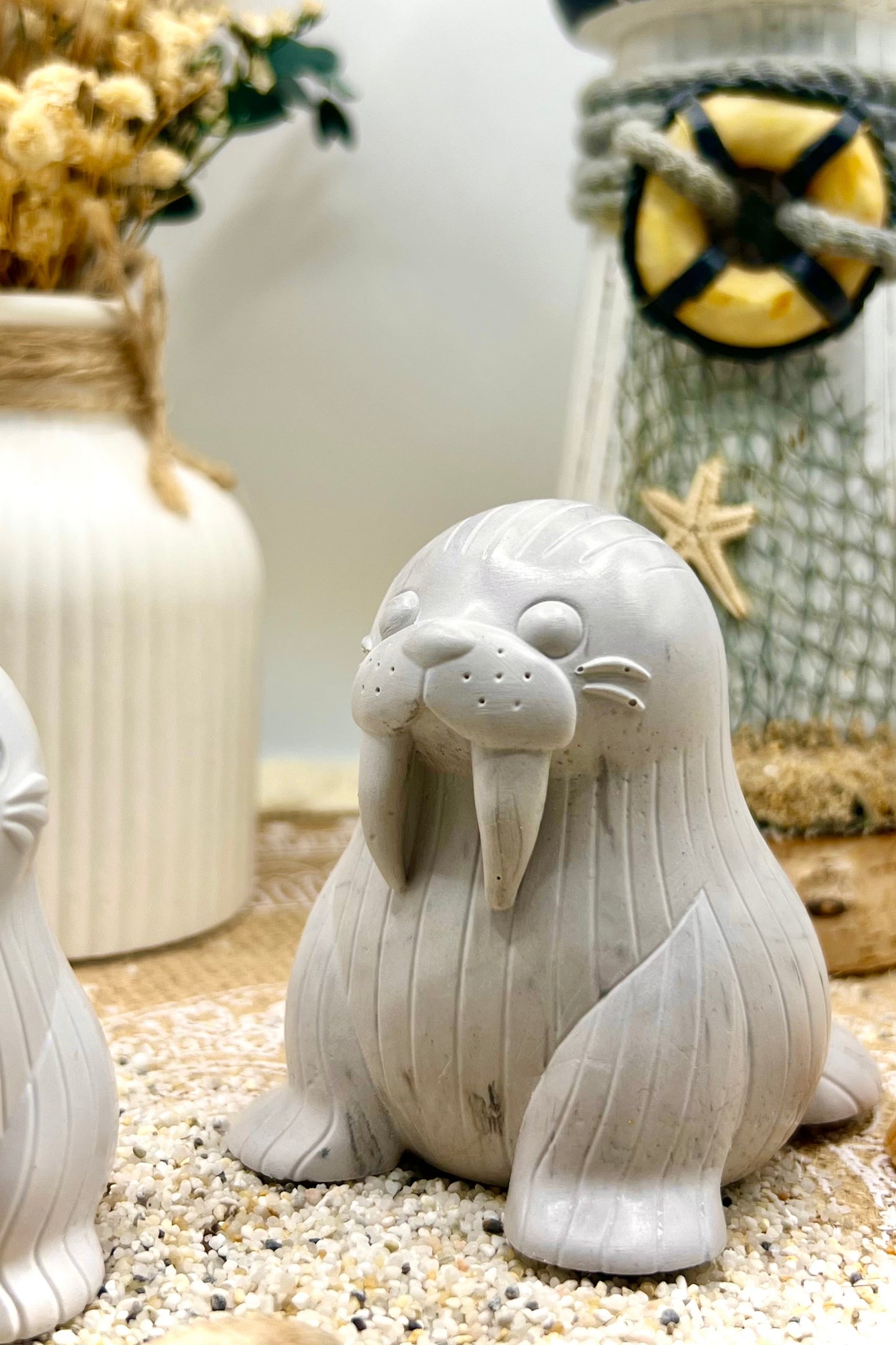 Handgegossene Robbenfiguren aus Keramik – maritime Deko im Küstenstil