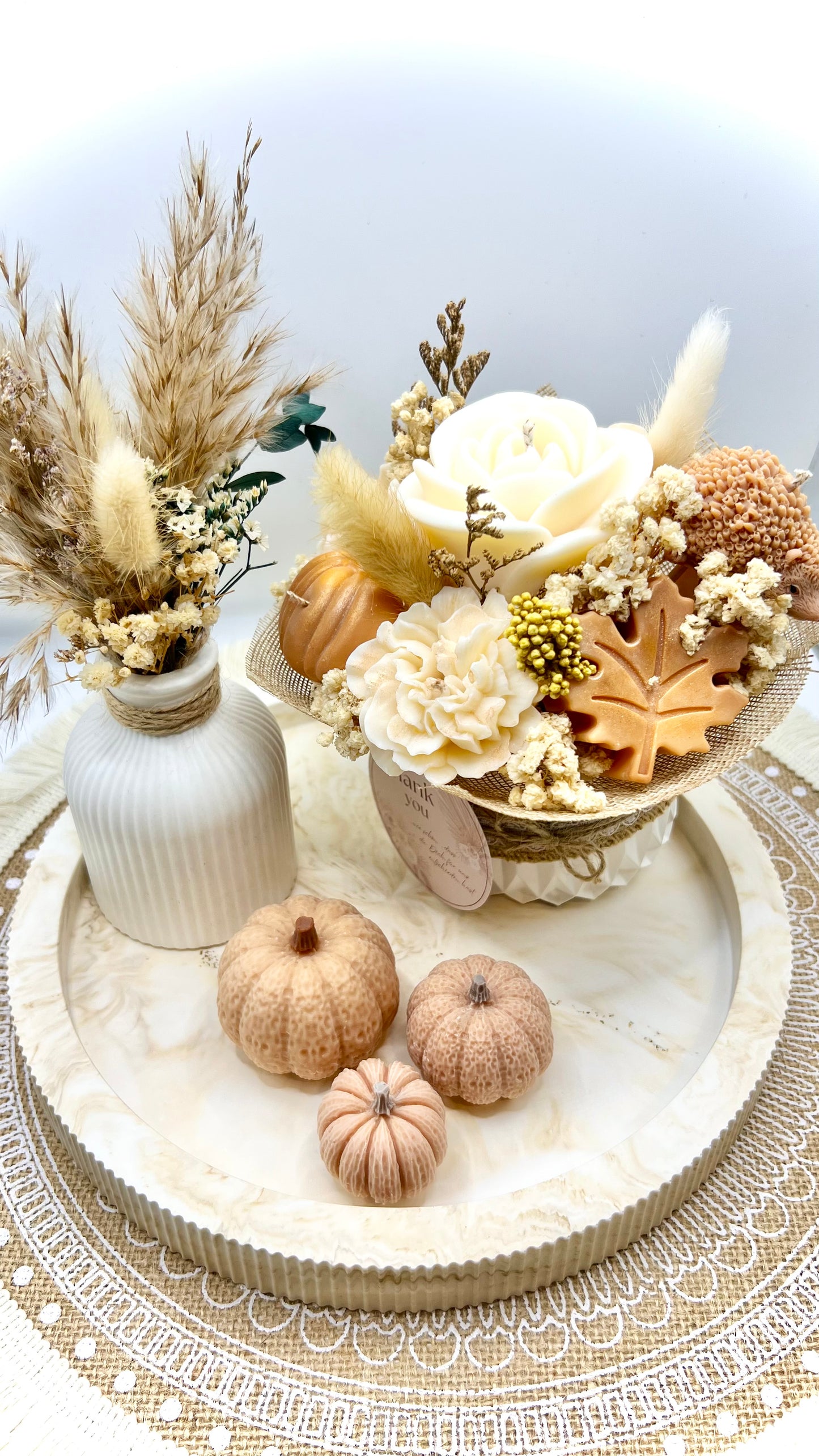 Herbst Blumenstrauß Kerze – Handgemachter Deko-Strauß mit Blüten, Kürbis & Igel