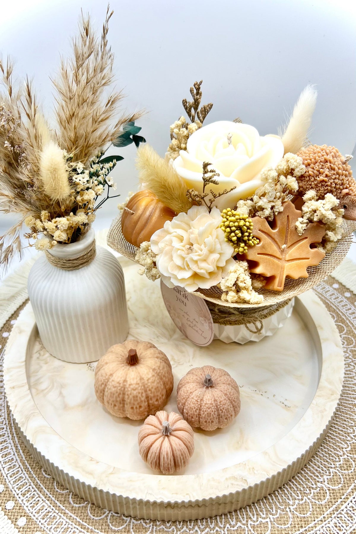Herbst Blumenstrauß Kerze – Handgemacht mit Kürbis & Igel